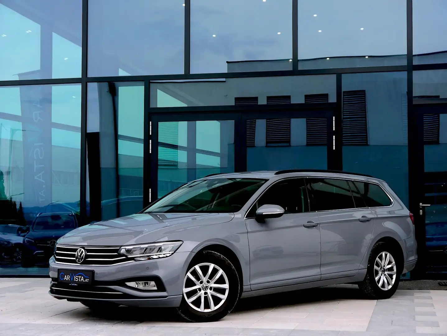 Volkswagen Passat Variant Business 2,0 SCR TDI DSG *ACC & Anhängerkupplung* Silber - 1