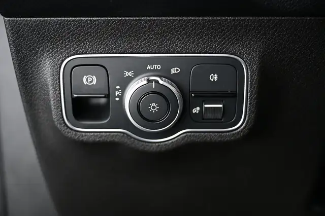 Mercedes-Benz GLB view 29