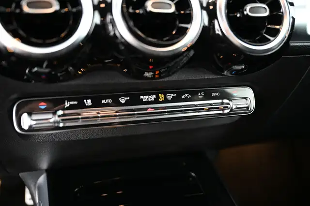 Mercedes-Benz GLB view 24