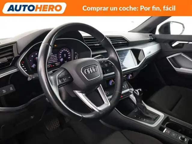 Audi Q3 view 12