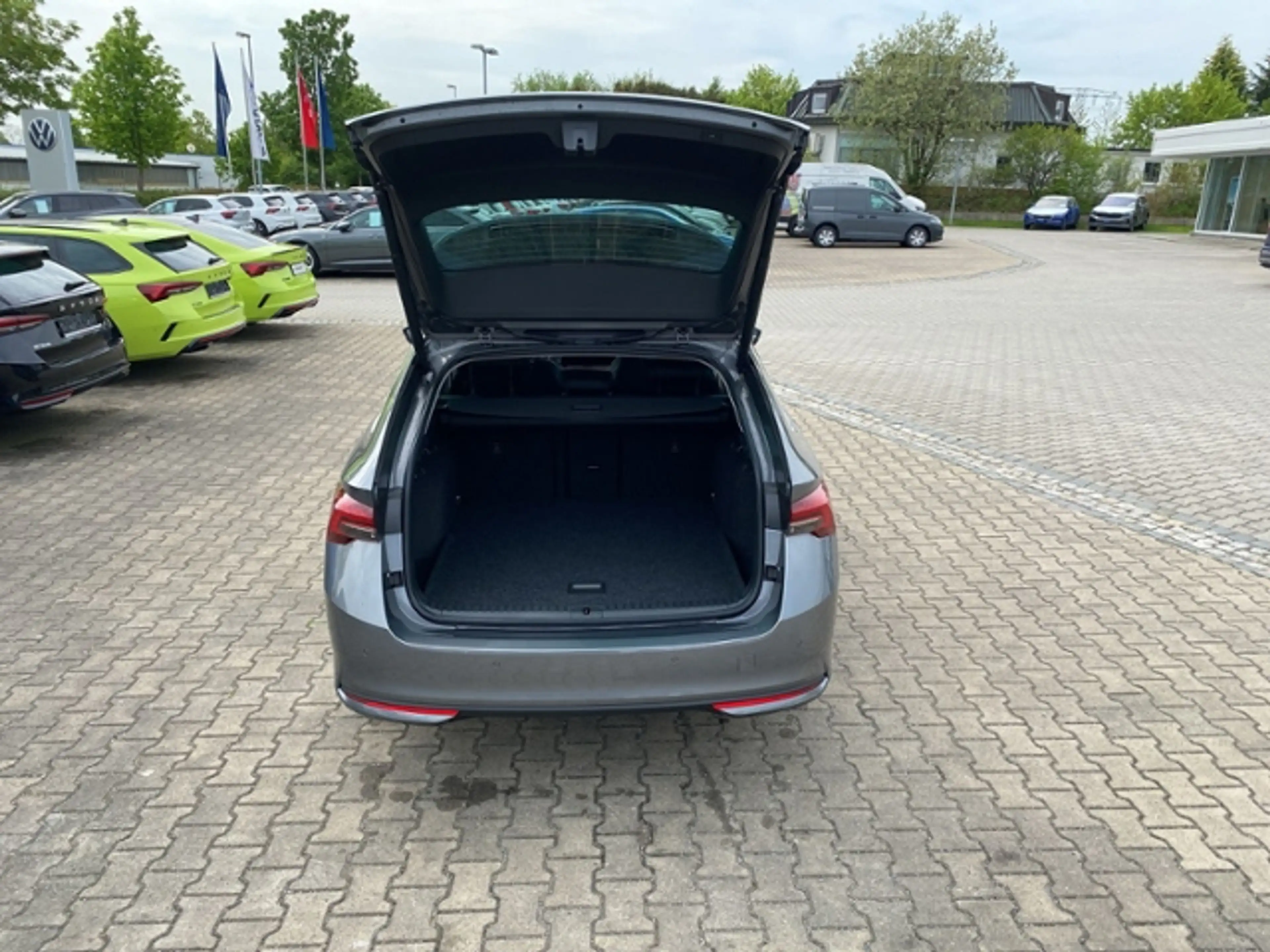 Skoda Octavia Combi 1.5 TSI mHEV 110 kW DSG BALANCE AHK MATRIX — photo 9
