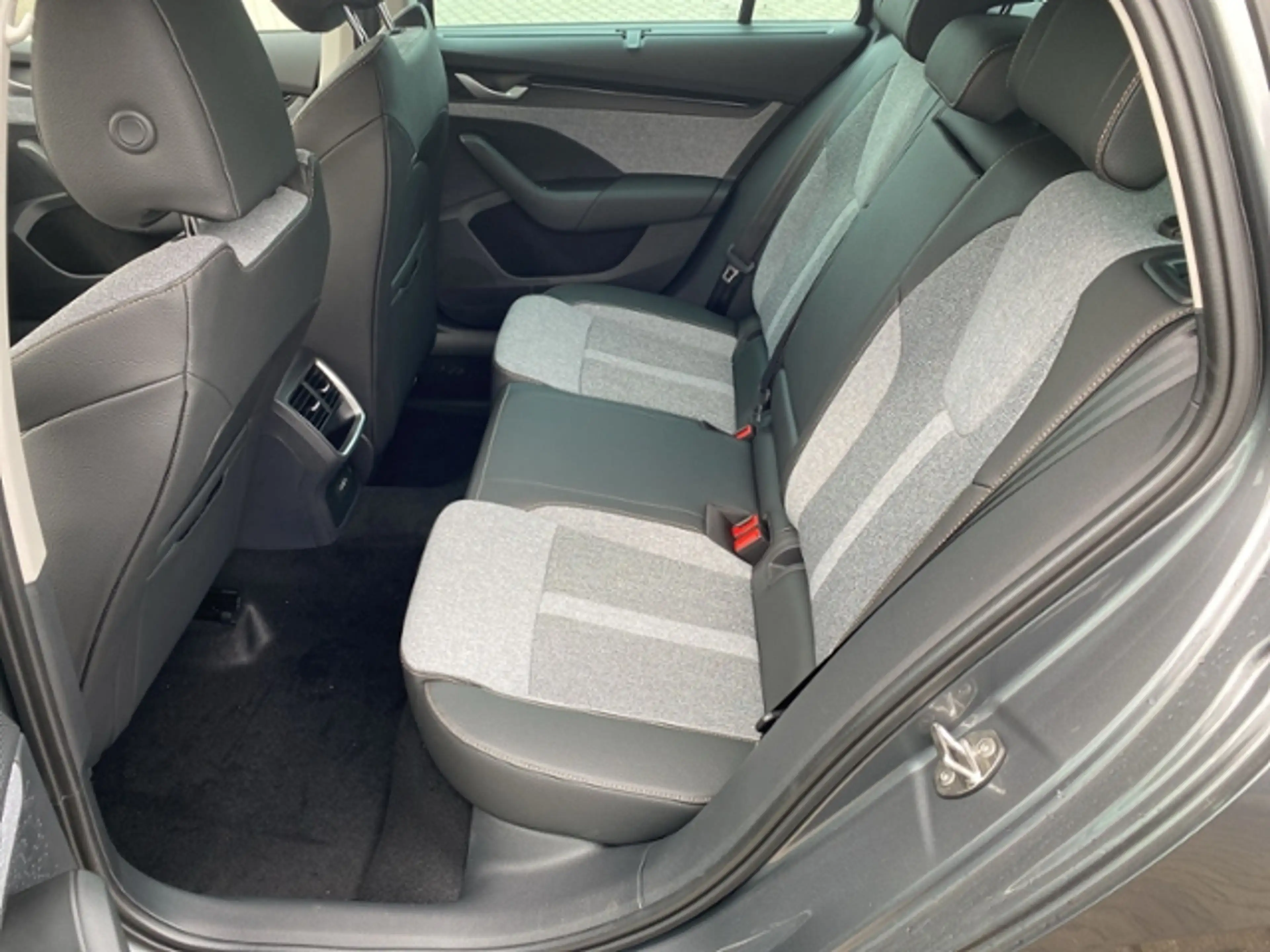 Skoda Octavia Combi 1.5 TSI mHEV 110 kW DSG BALANCE AHK MATRIX — photo 11
