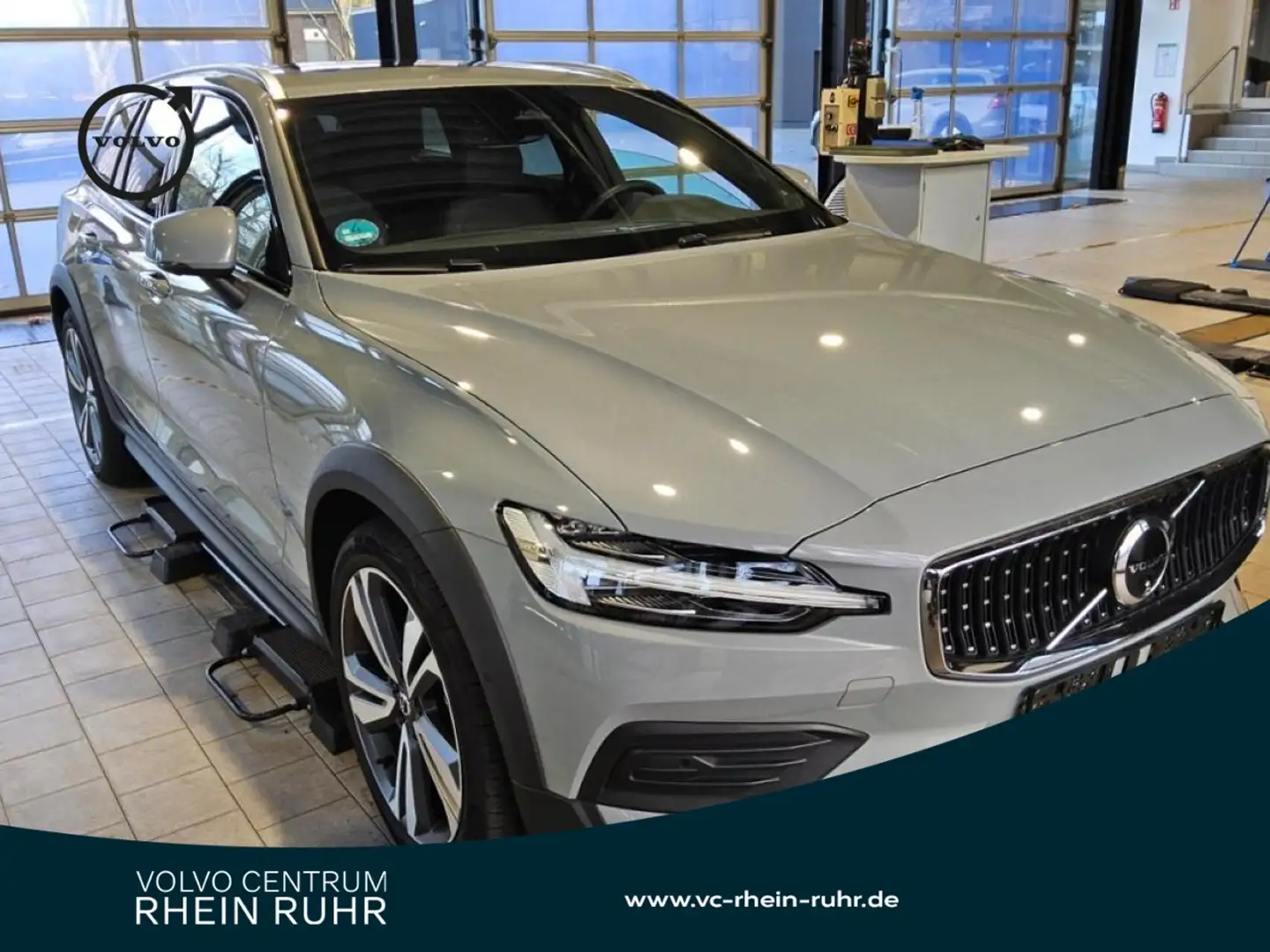 Volvo V60 Cross Country B4 AWD PLUS FAP+PANO+LM19 Grau - 1