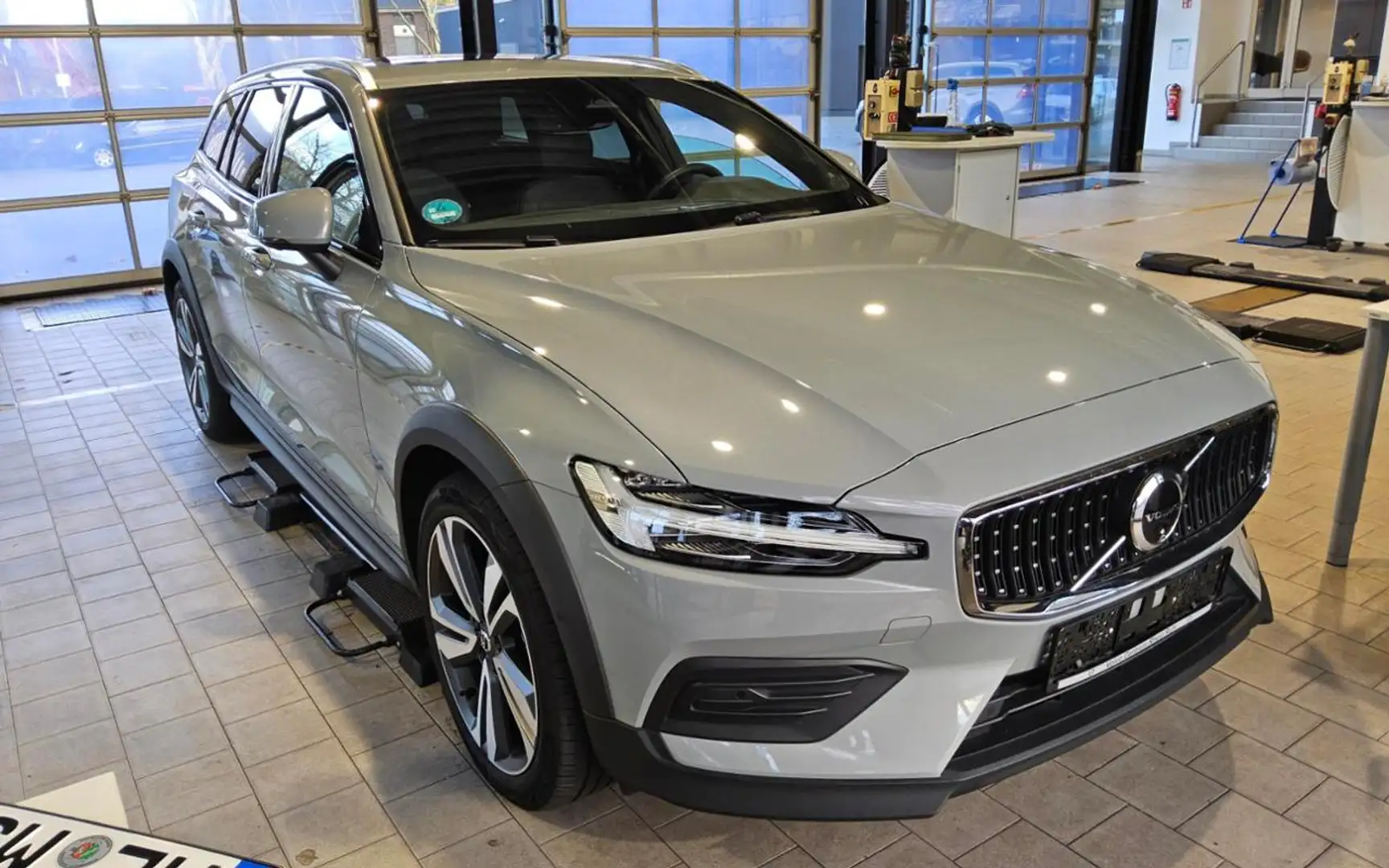 Volvo V60 Cross Country B4 AWD PLUS FAP+PANO+LM19 Grau - 2