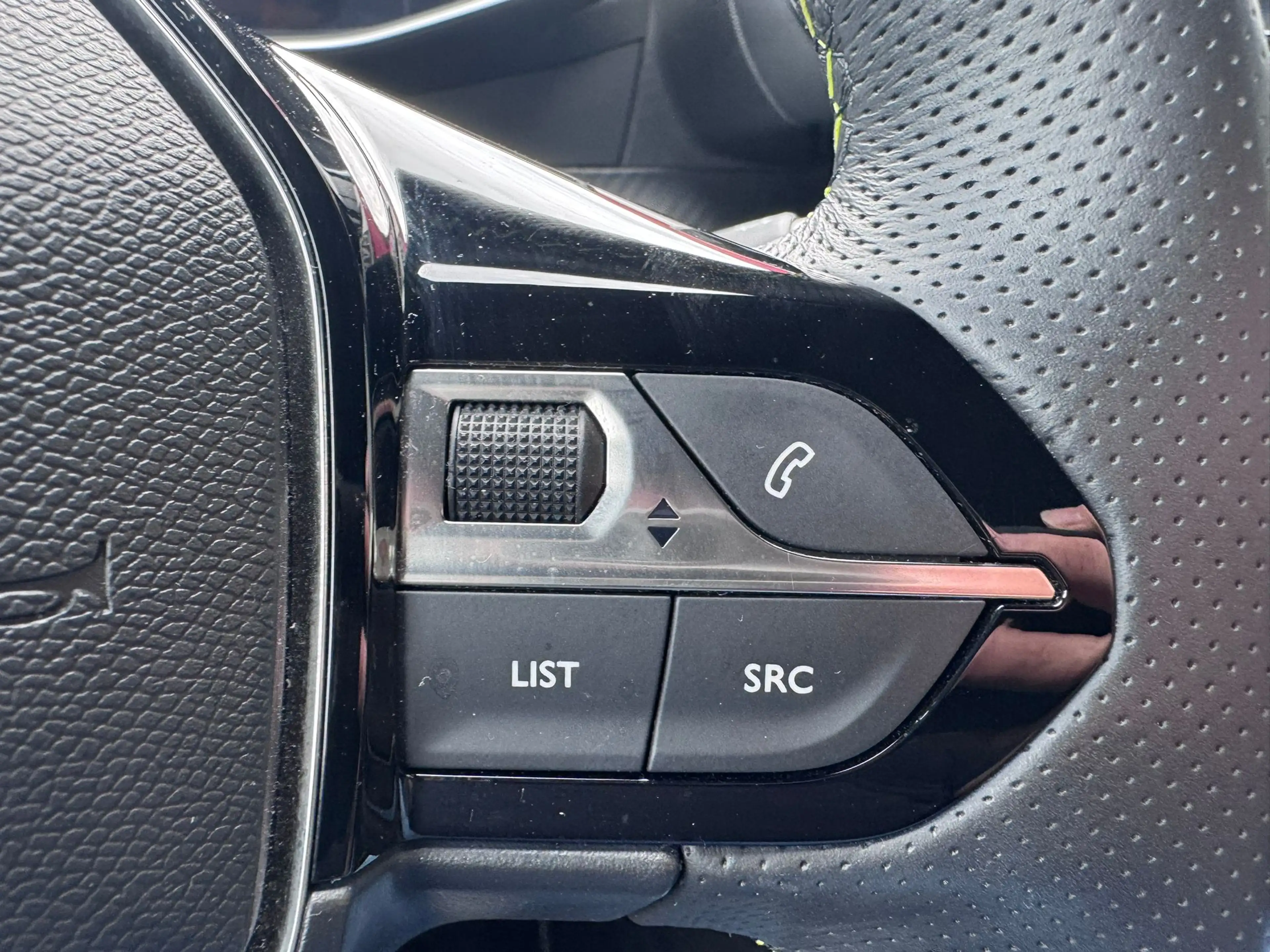 Peugeot 2008 1.2 PureTech GT — photo 13