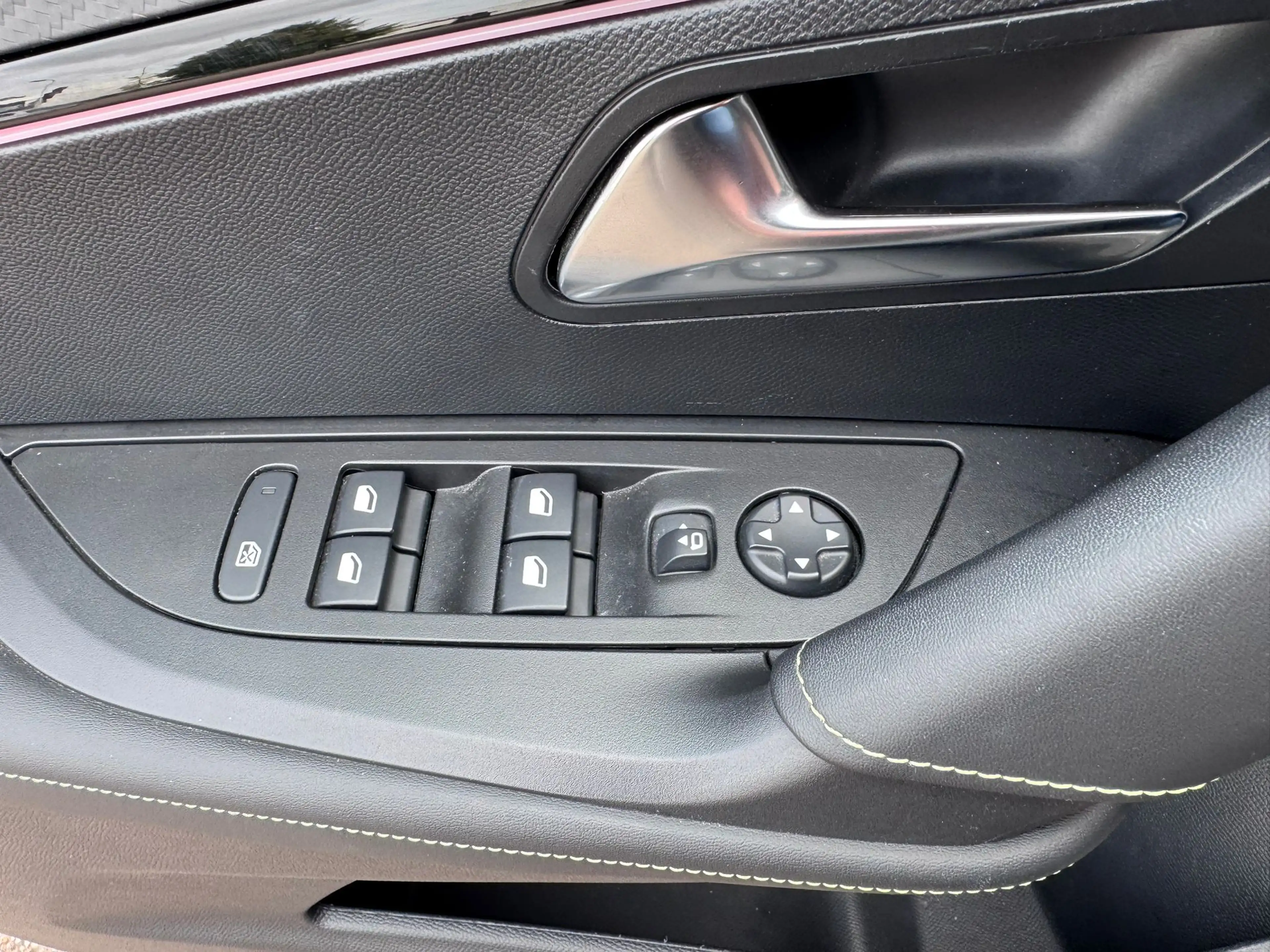 Peugeot 2008 1.2 PureTech GT — photo 8