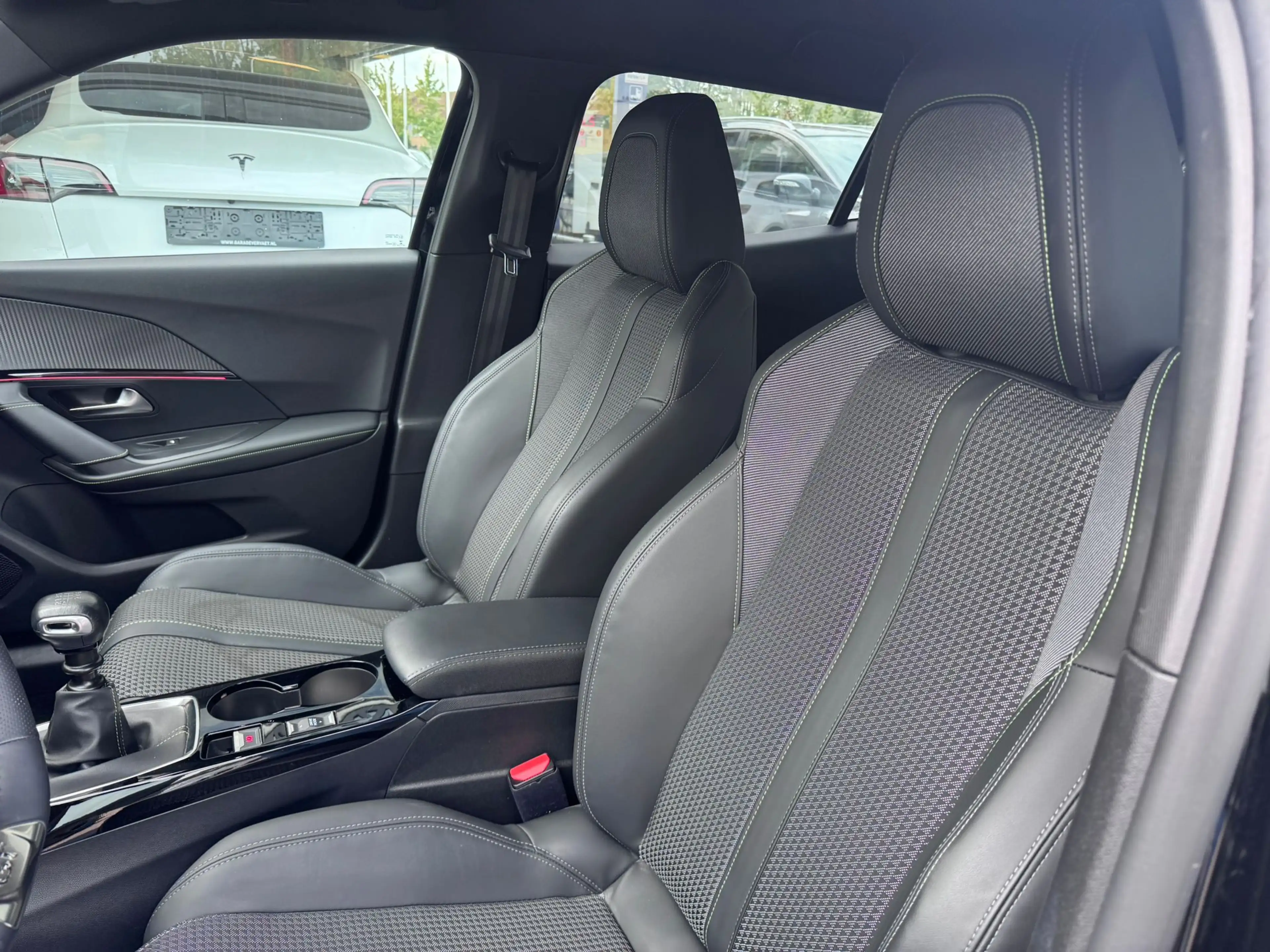 Peugeot 2008 1.2 PureTech GT — photo 6