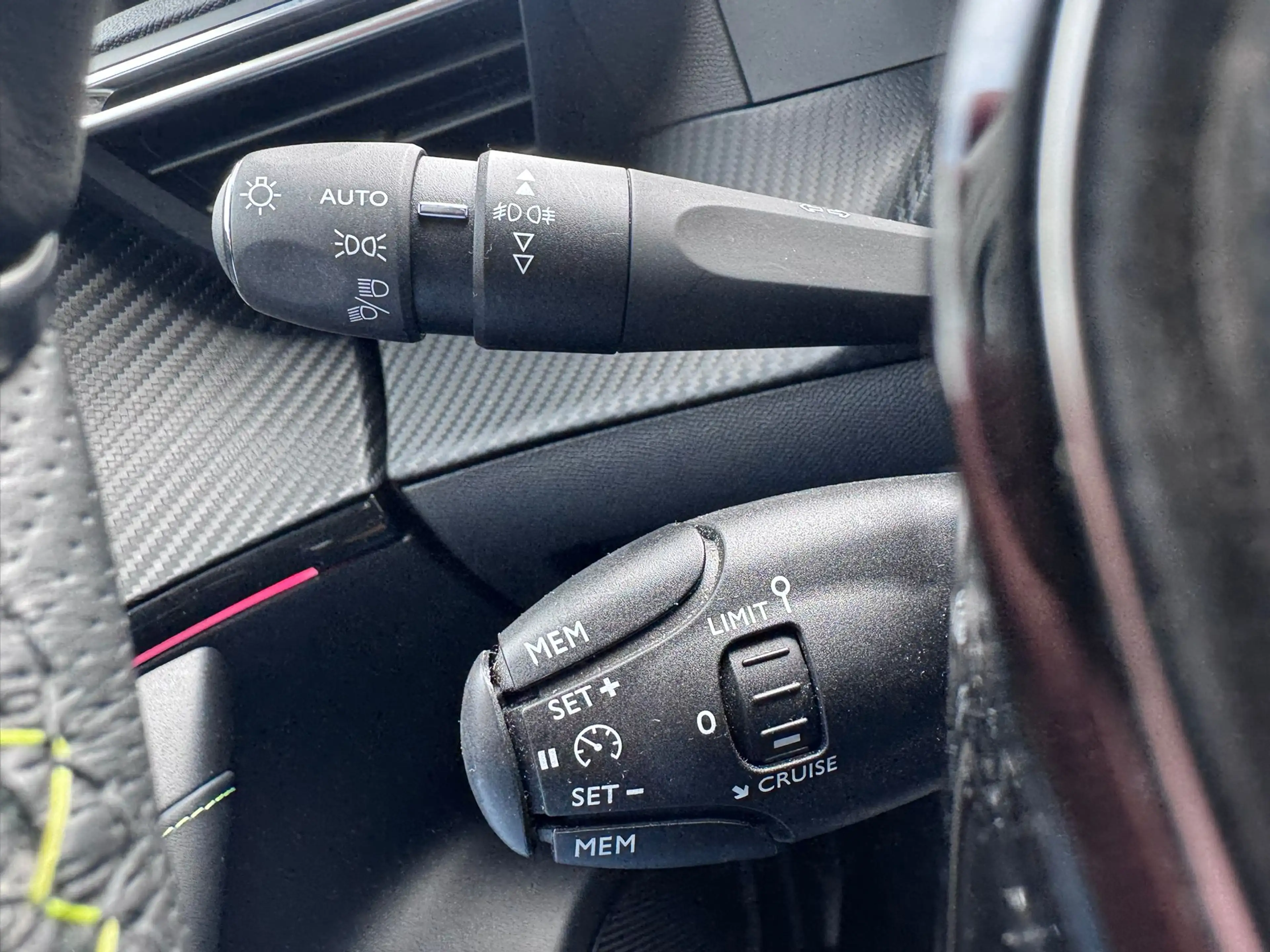 Peugeot 2008 1.2 PureTech GT — photo 10