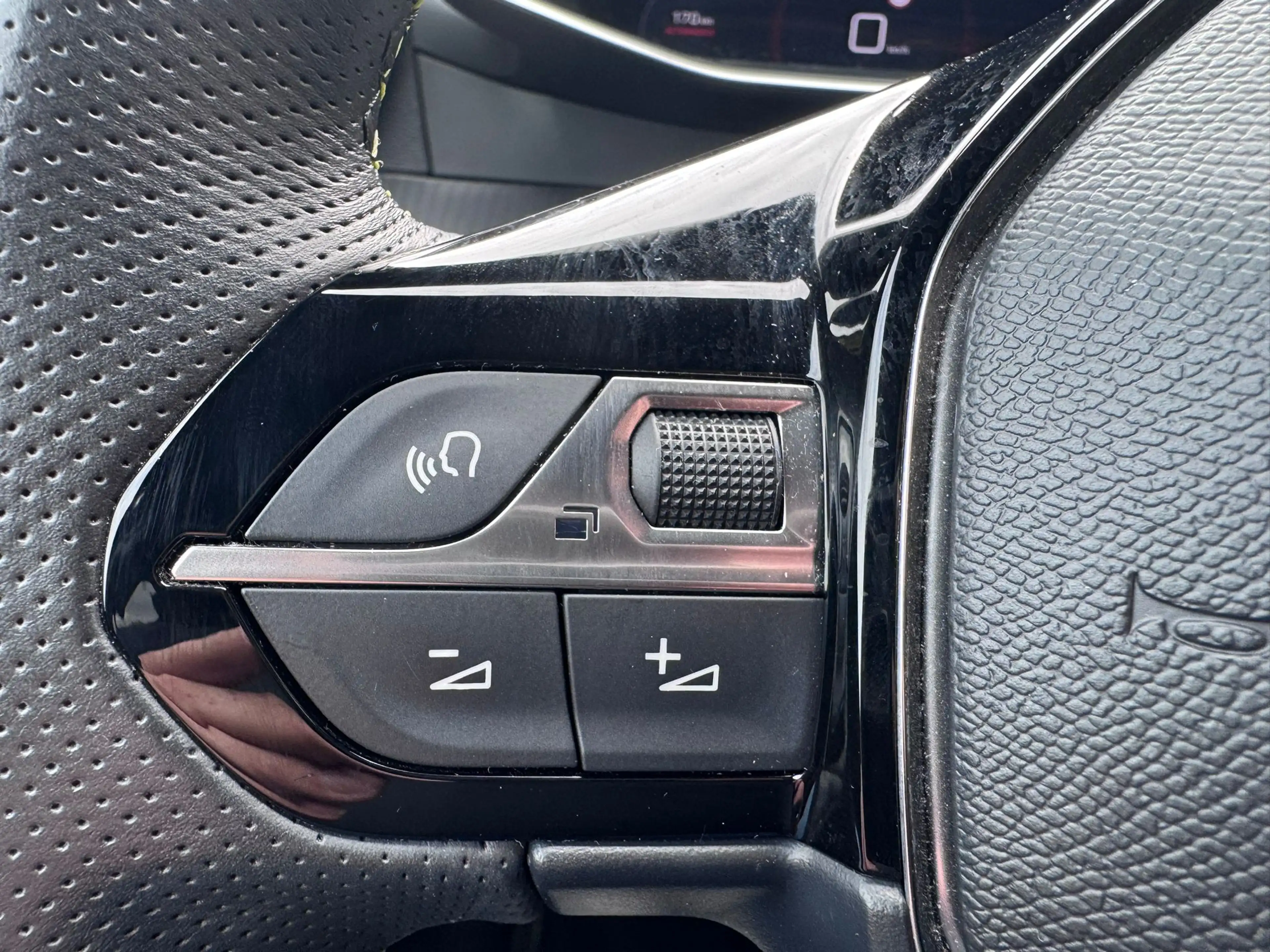 Peugeot 2008 1.2 PureTech GT — photo 11