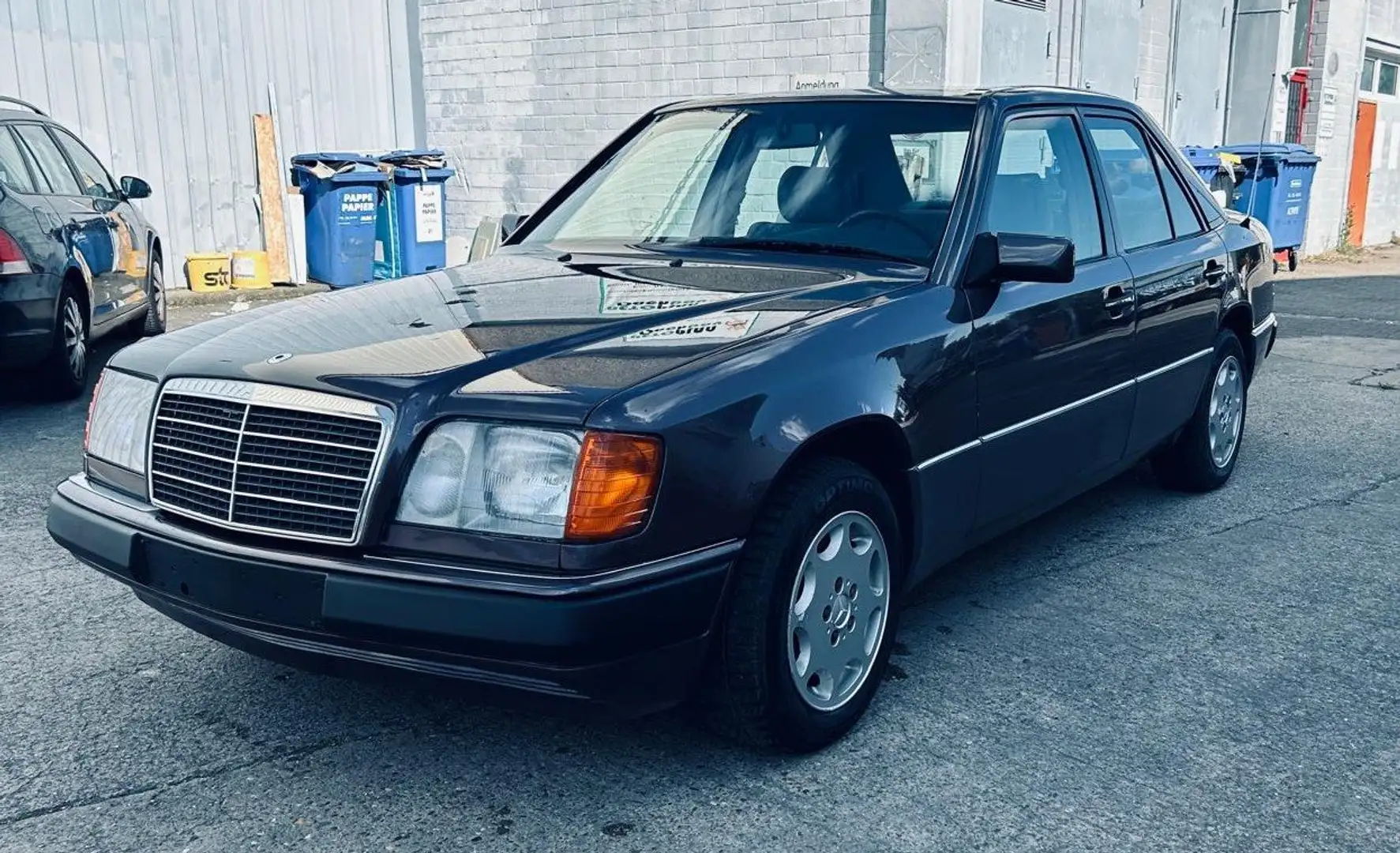 Mercedes-Benz E 200 Сірий - 1