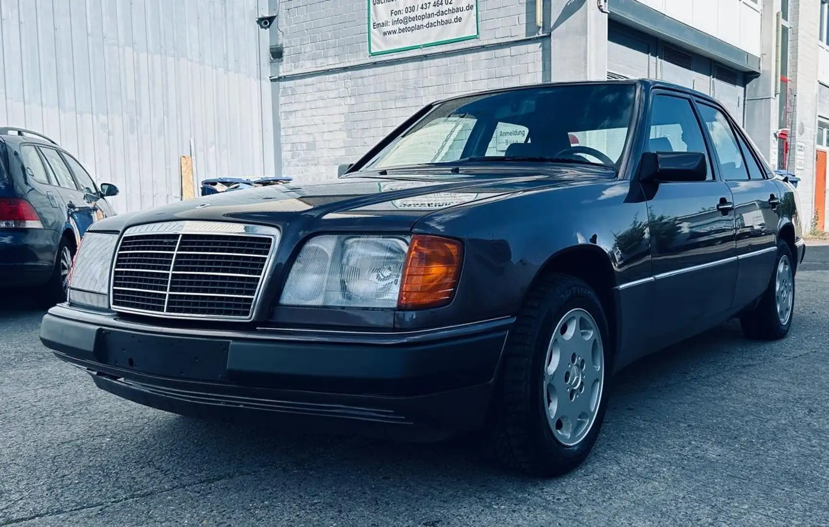 Mercedes-Benz E 200 Серый - 2