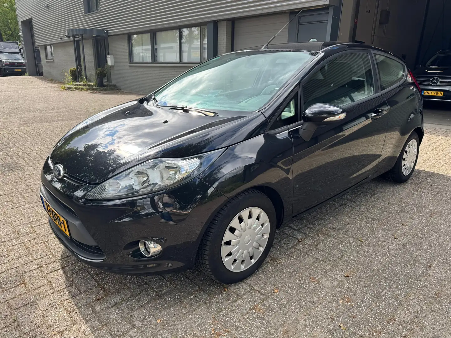 Ford Fiesta 1.6 TDCi ECOnetic Lease Trend Zwart - 1