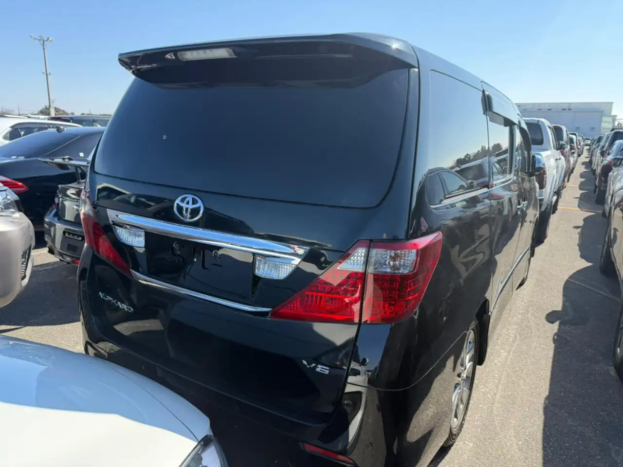 Toyota Alphard снимка Toyota Alphard