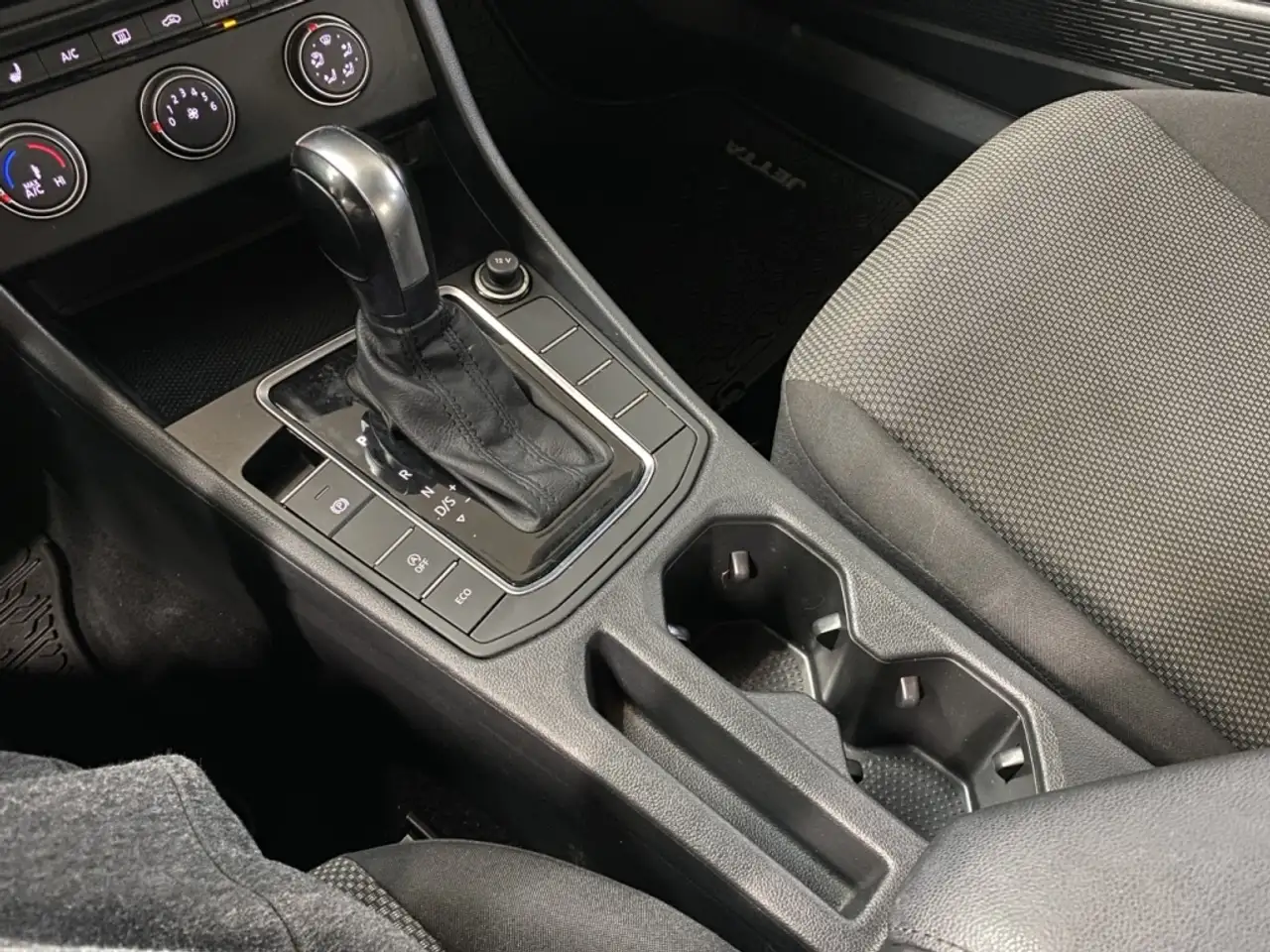 Volkswagen Jetta снимка Volkswagen Jetta