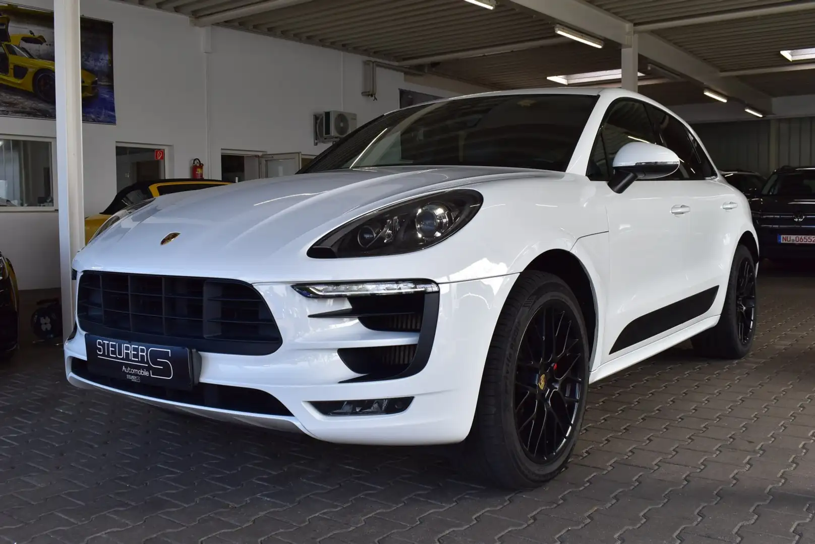 Porsche Macan GTS 3.0 Sport Design Paket APP Navi Weiß - 1