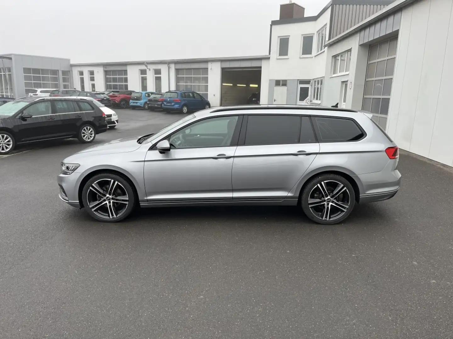 Volkswagen Passat Variant 1.6 TDI DSG R-Line Optik 104€ m. 20% Anzahlung N Silber - 2