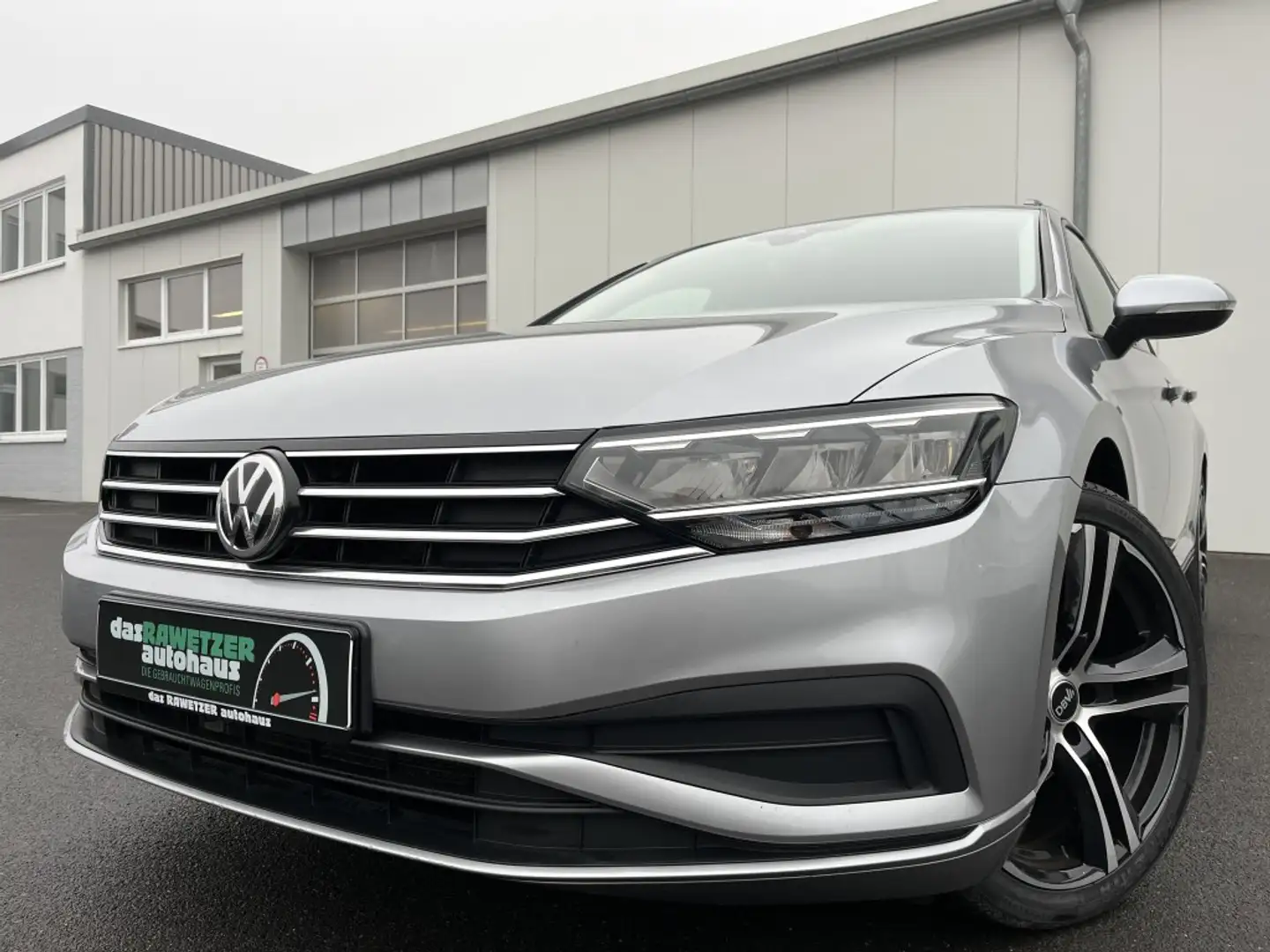 Volkswagen Passat Variant 1.6 TDI DSG R-Line Optik 104€ m. 20% Anzahlung N Silber - 1