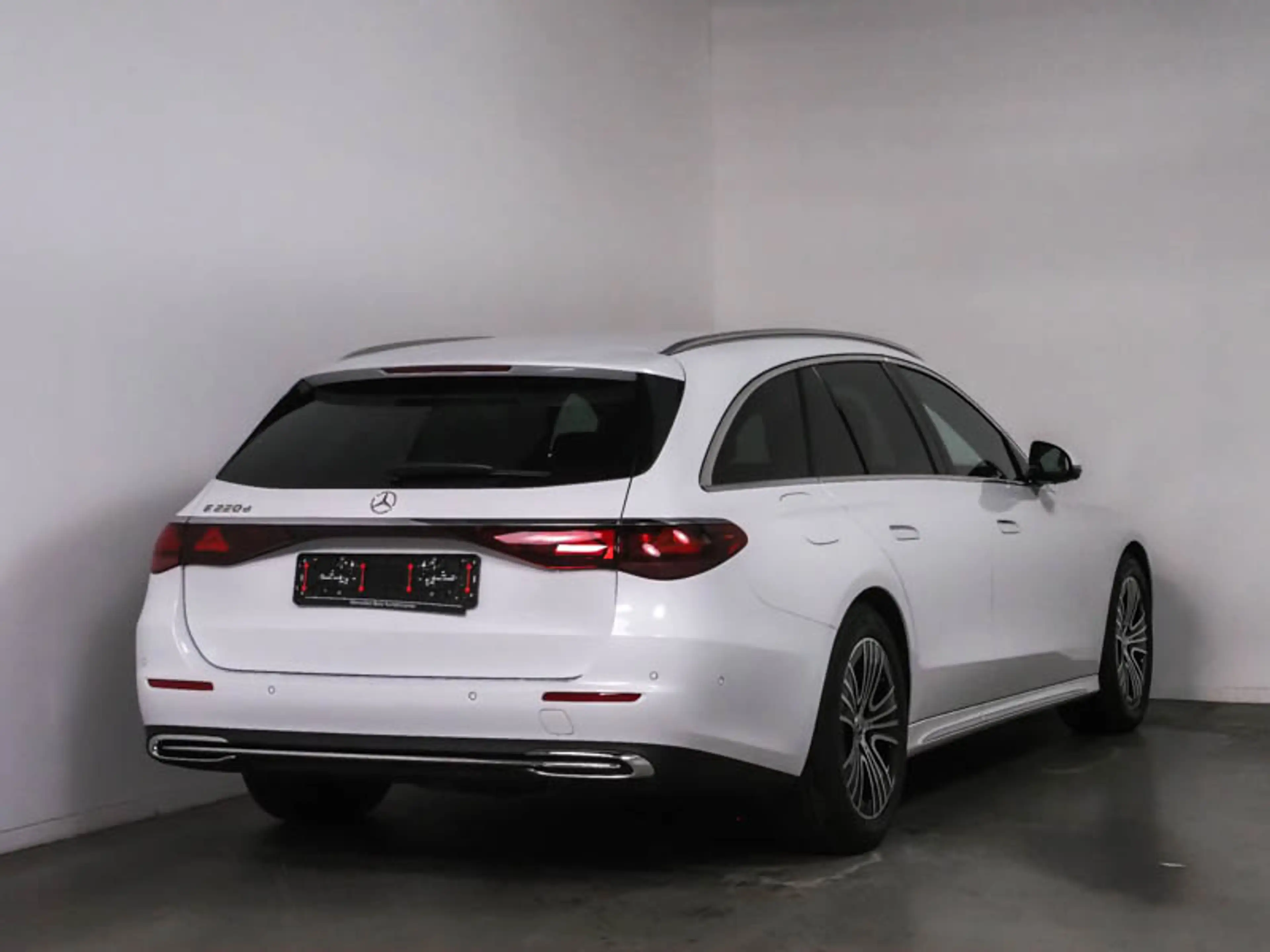Mercedes-Benz E 220 T d Exclusiv manufaktur Servo Superscreen — photo 5