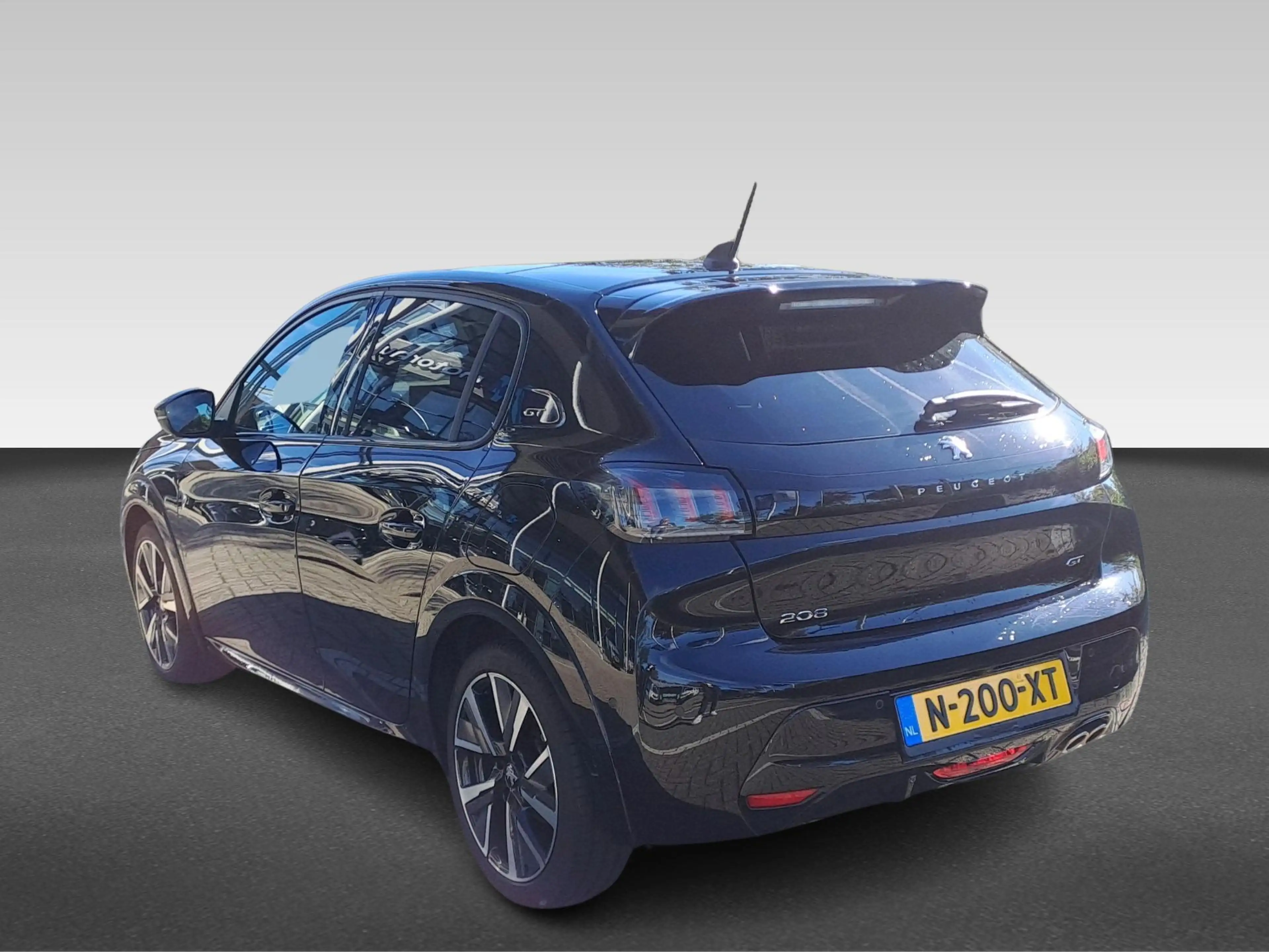 Peugeot 208 1.2 PureTech GT — photo 3