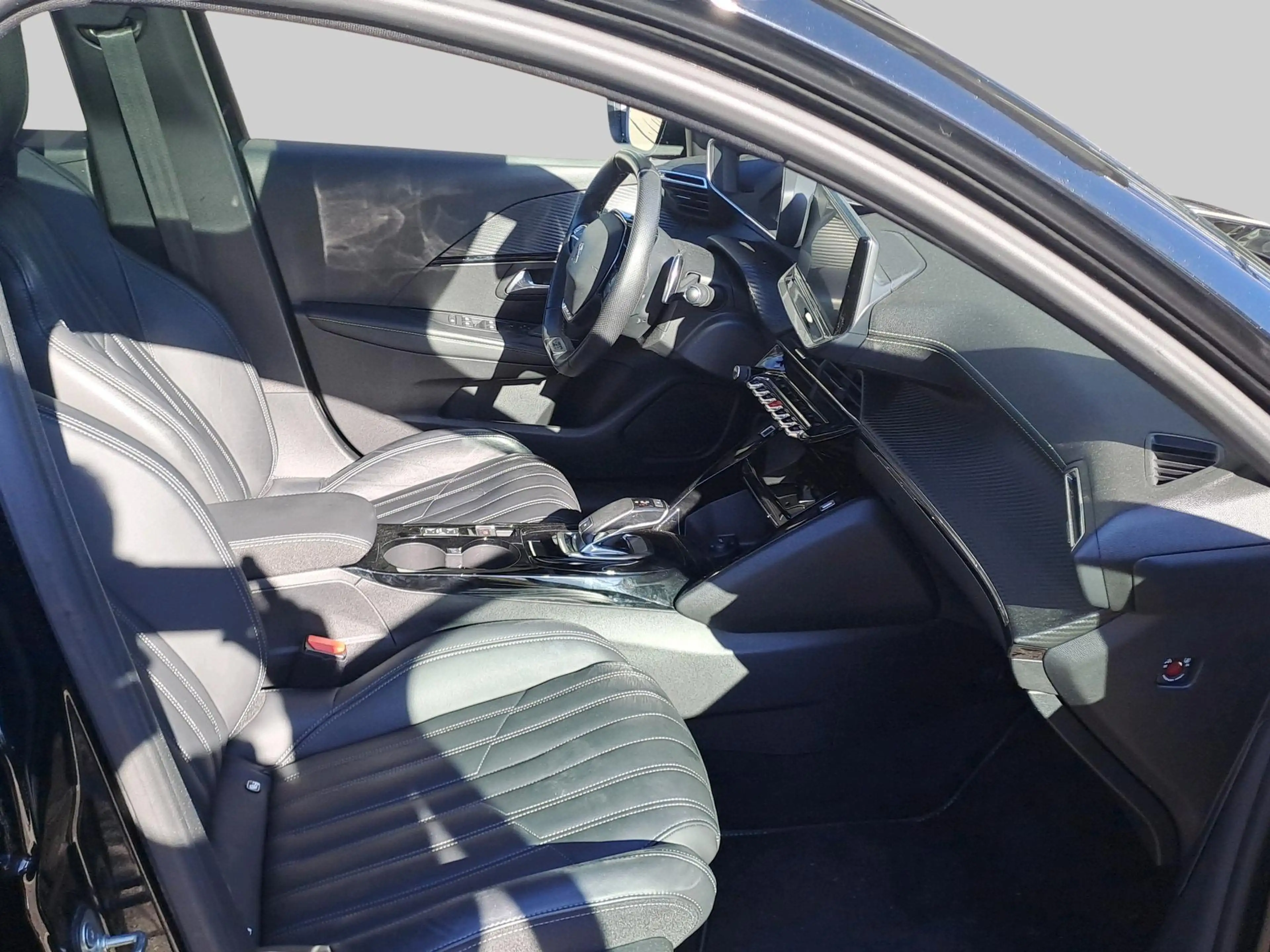 Peugeot 208 1.2 PureTech GT — photo 15