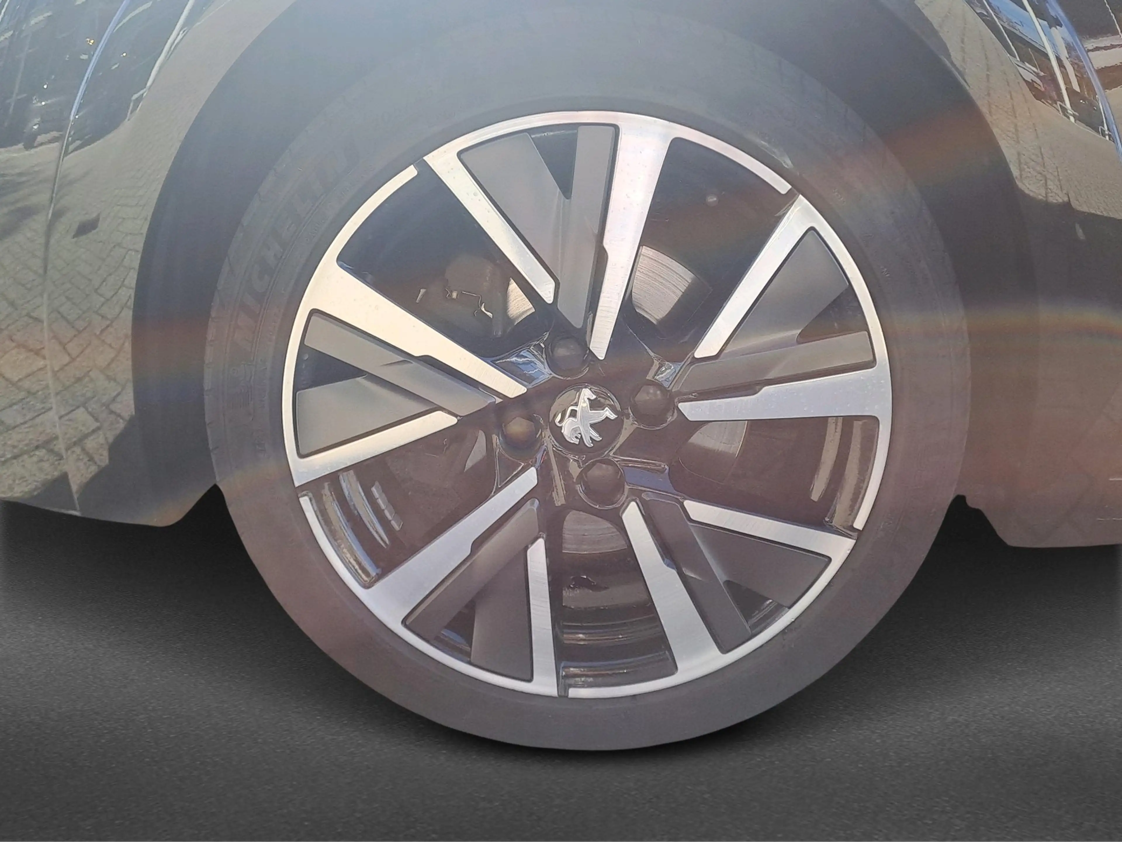 Peugeot 208 1.2 PureTech GT — photo 8