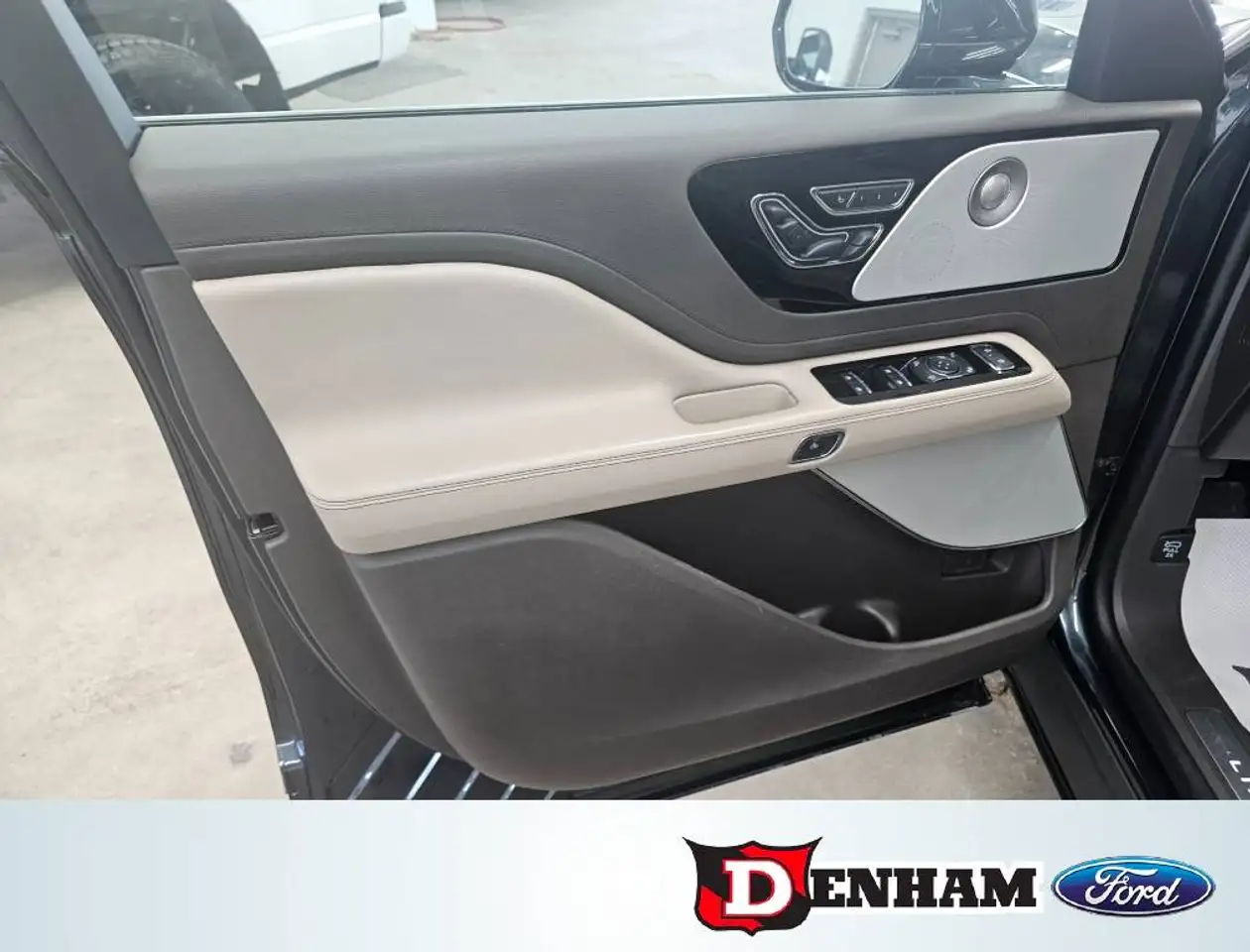 Lincoln Aviator снимка Lincoln Aviator