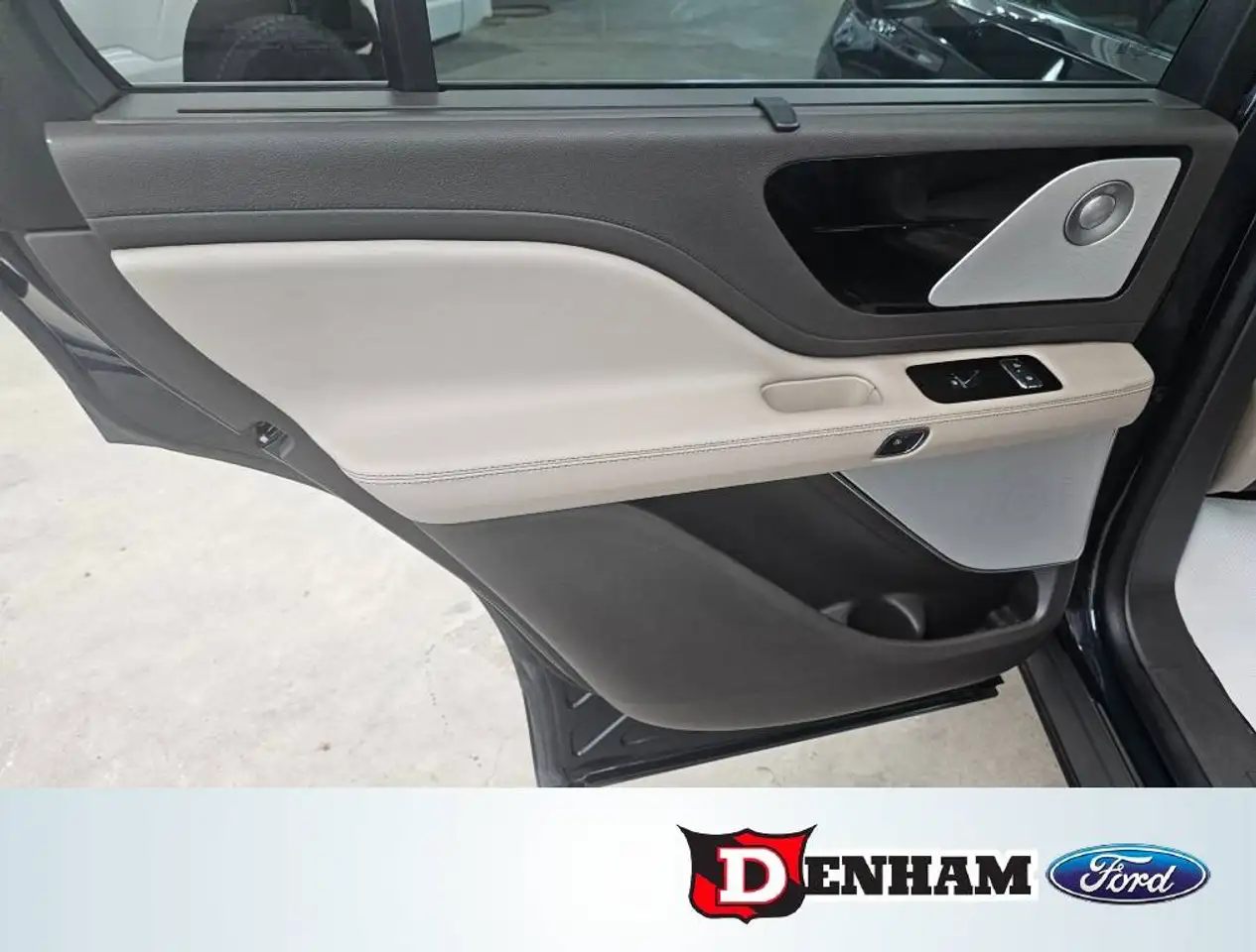 Lincoln Aviator снимка Lincoln Aviator