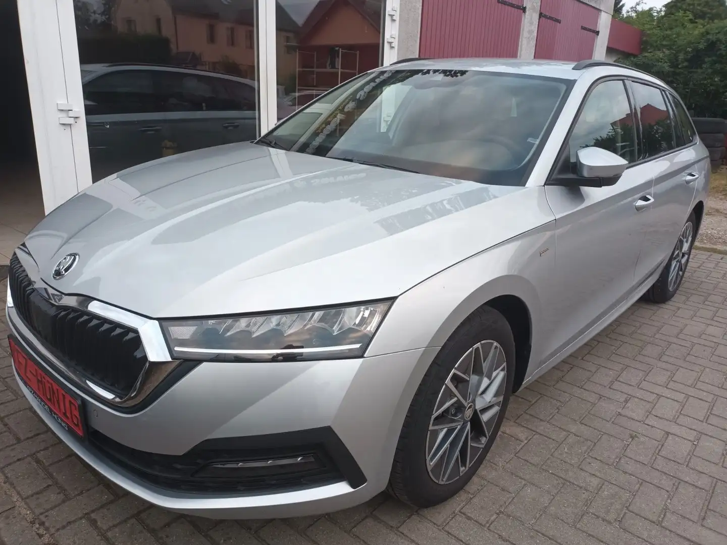 Skoda Octavia OCTAVIA COMBI 1.5 TSI DSG+LED+GARANTIE 2028 !! Silber - 1