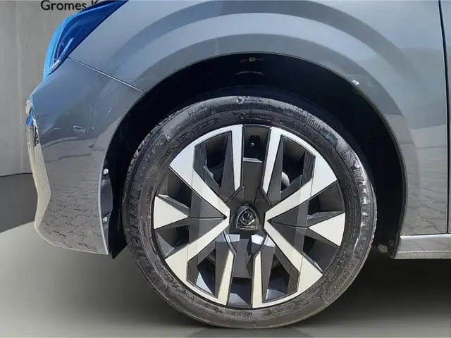 Peugeot 208 view 11