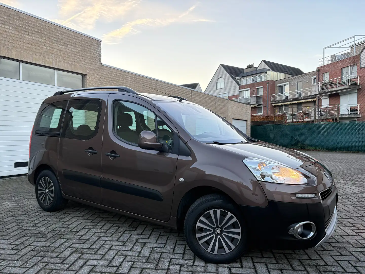 Peugeot Partner Partner Tepee 98 VTi Active / 12 Maanden Garantie Brun - 1