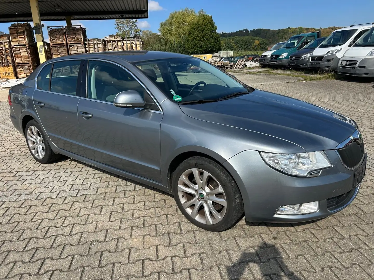 Skoda Superb Ambition Automatik, AHK, Alufelgen, Klima Grau - 2
