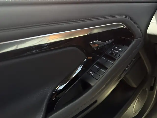 Land Rover Range Rover Evoque view 14