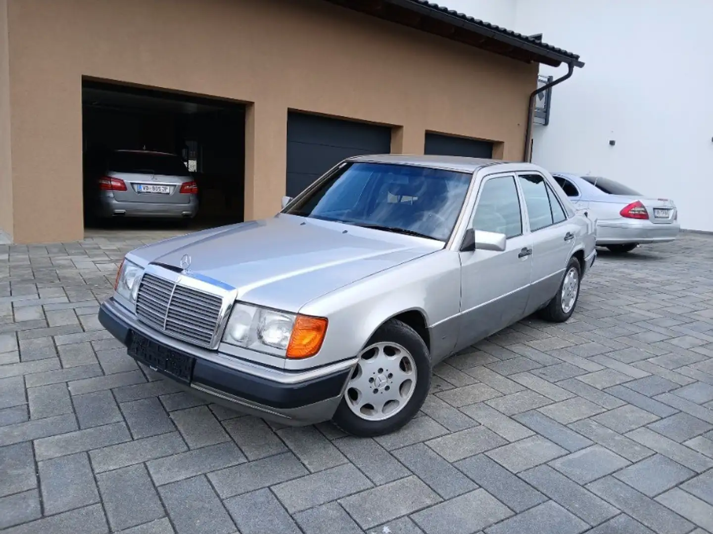 Mercedes-Benz W124 300D Limousine Silber - 1