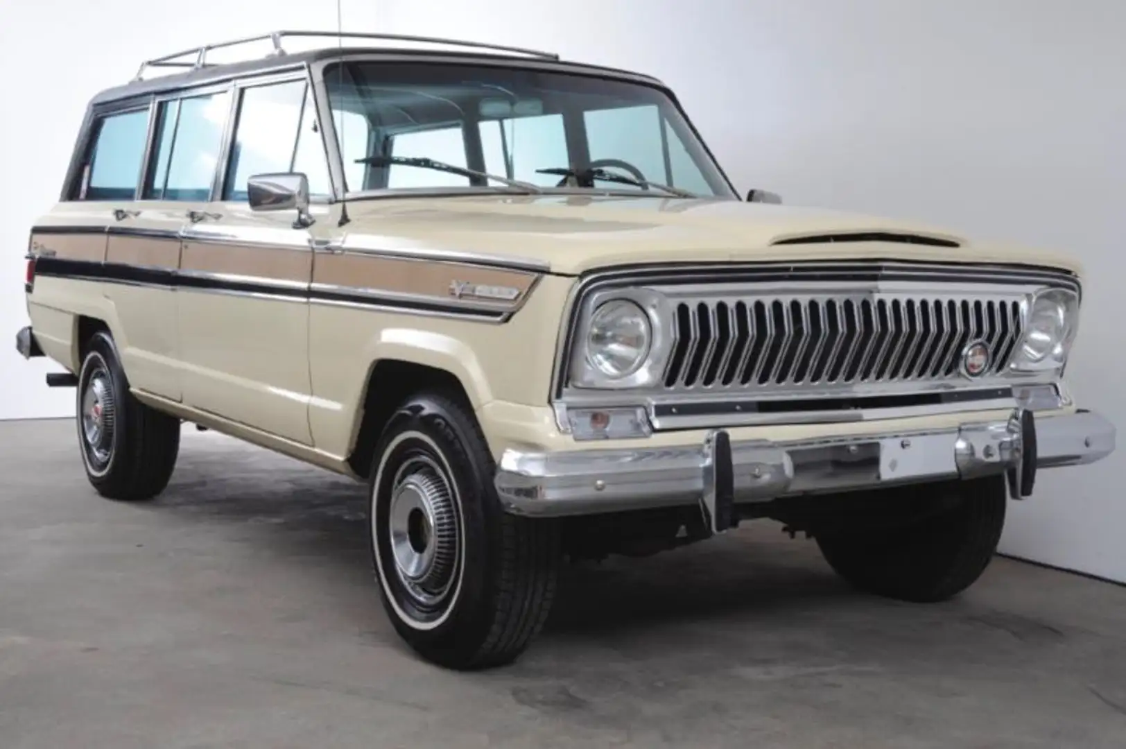 Jeep Wagoneer Beige - 2