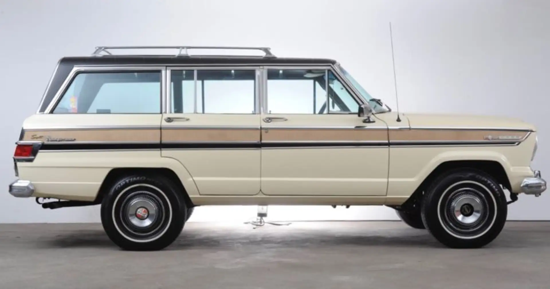 Jeep Wagoneer Beige - 1
