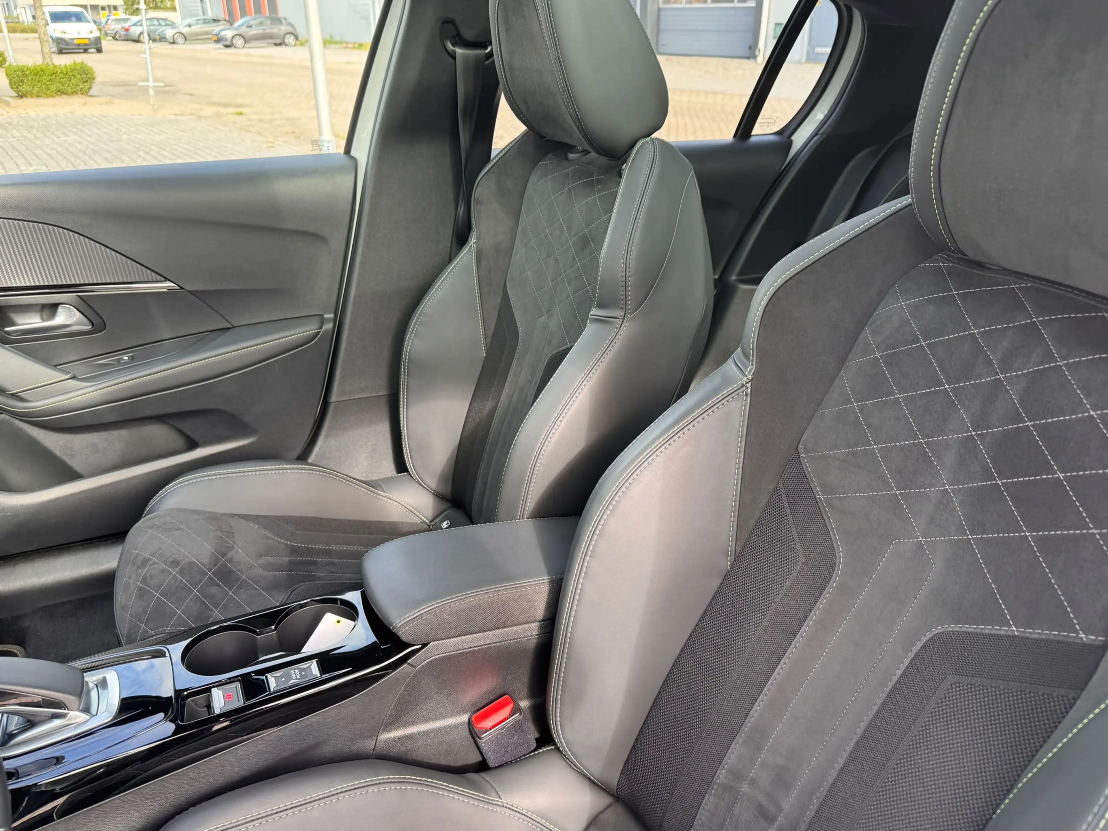 Peugeot e-208 EV GT Pack 50 kWh SOH 97,19% | Alcantara Interieur — photo 10
