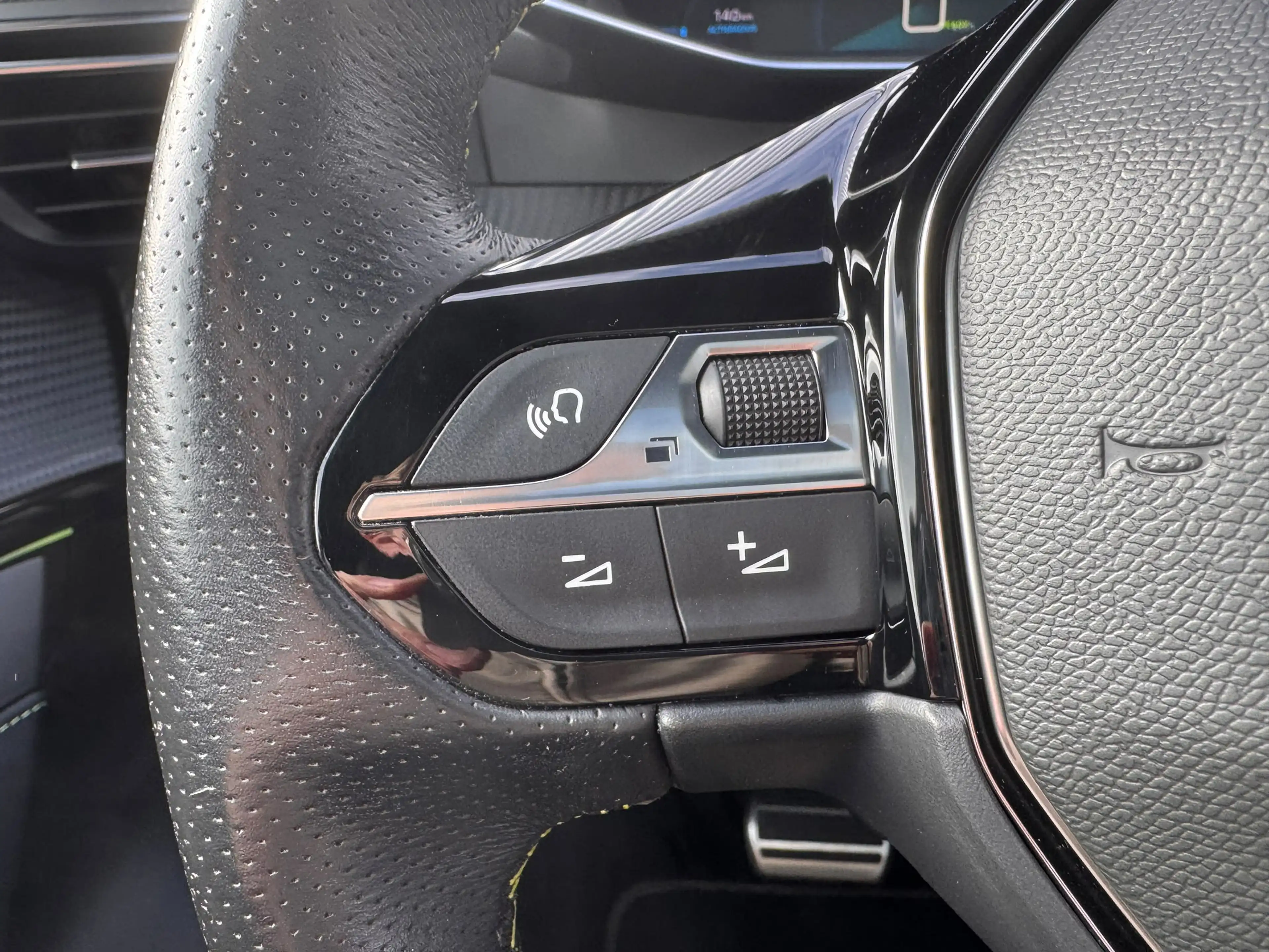 Peugeot e-208 EV GT Pack 50 kWh SOH 97,19% | Alcantara Interieur — photo 15