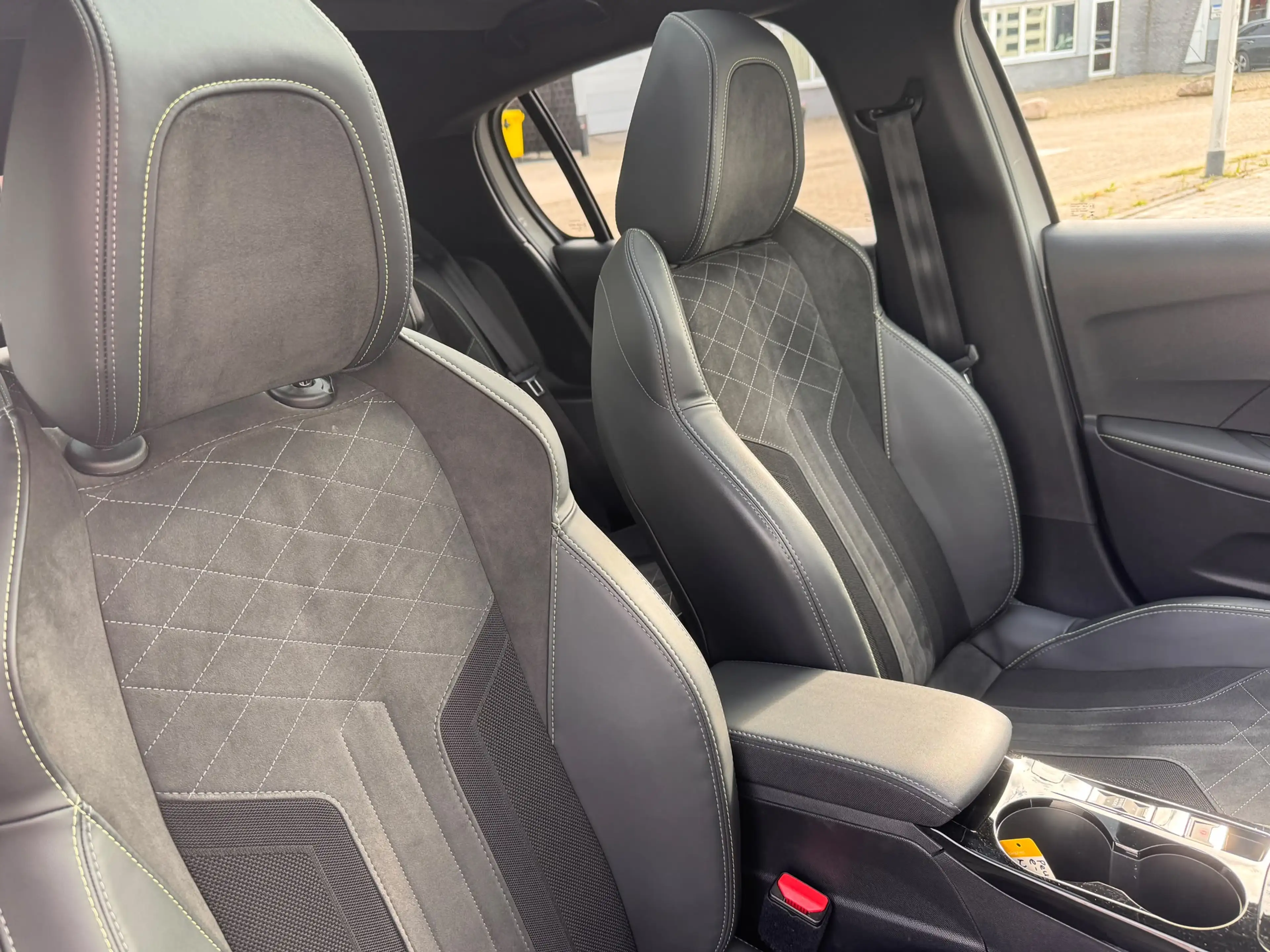 Peugeot e-208 EV GT Pack 50 kWh SOH 97,19% | Alcantara Interieur — photo 12