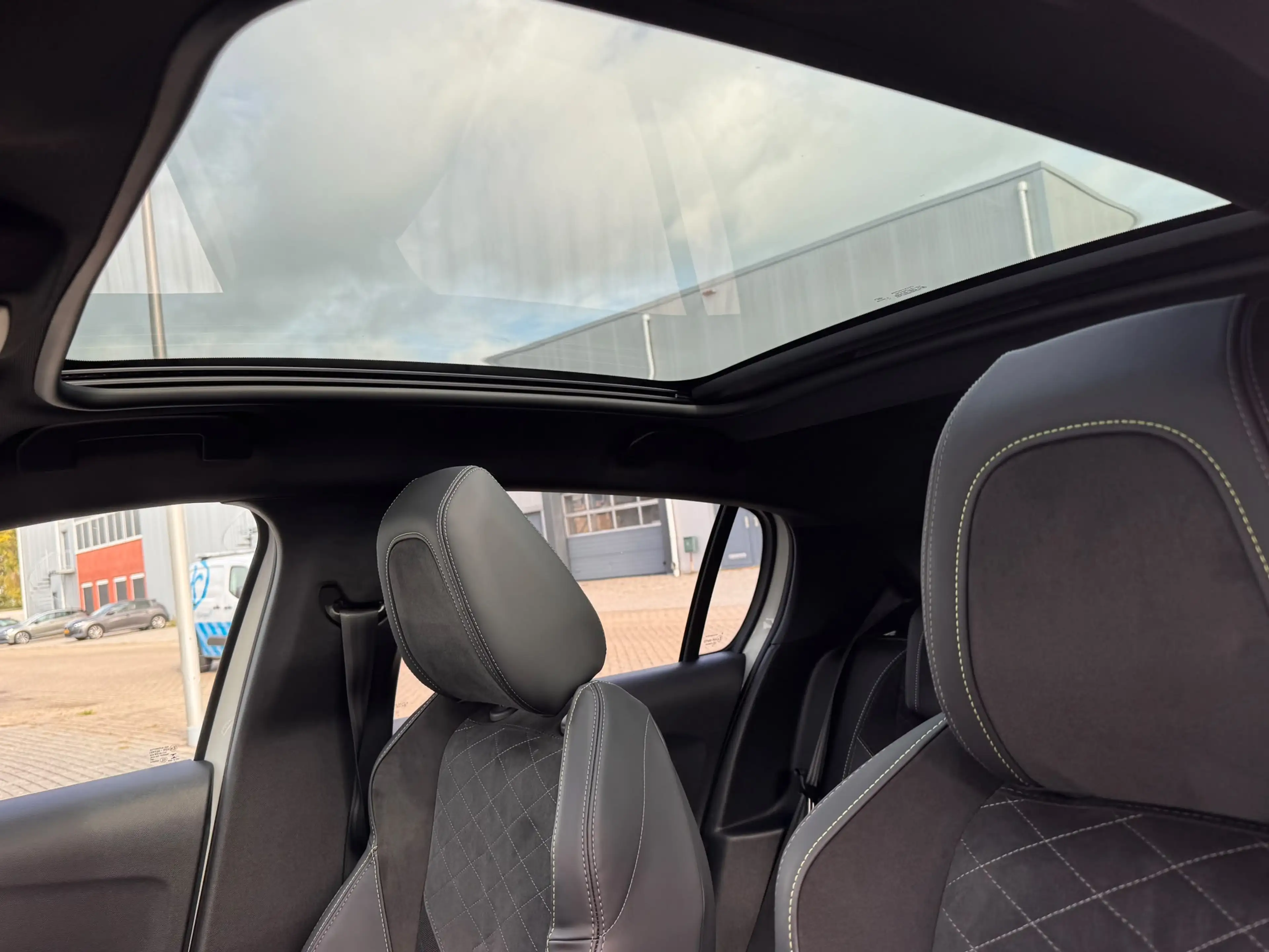 Peugeot e-208 EV GT Pack 50 kWh SOH 97,19% | Alcantara Interieur — photo 11
