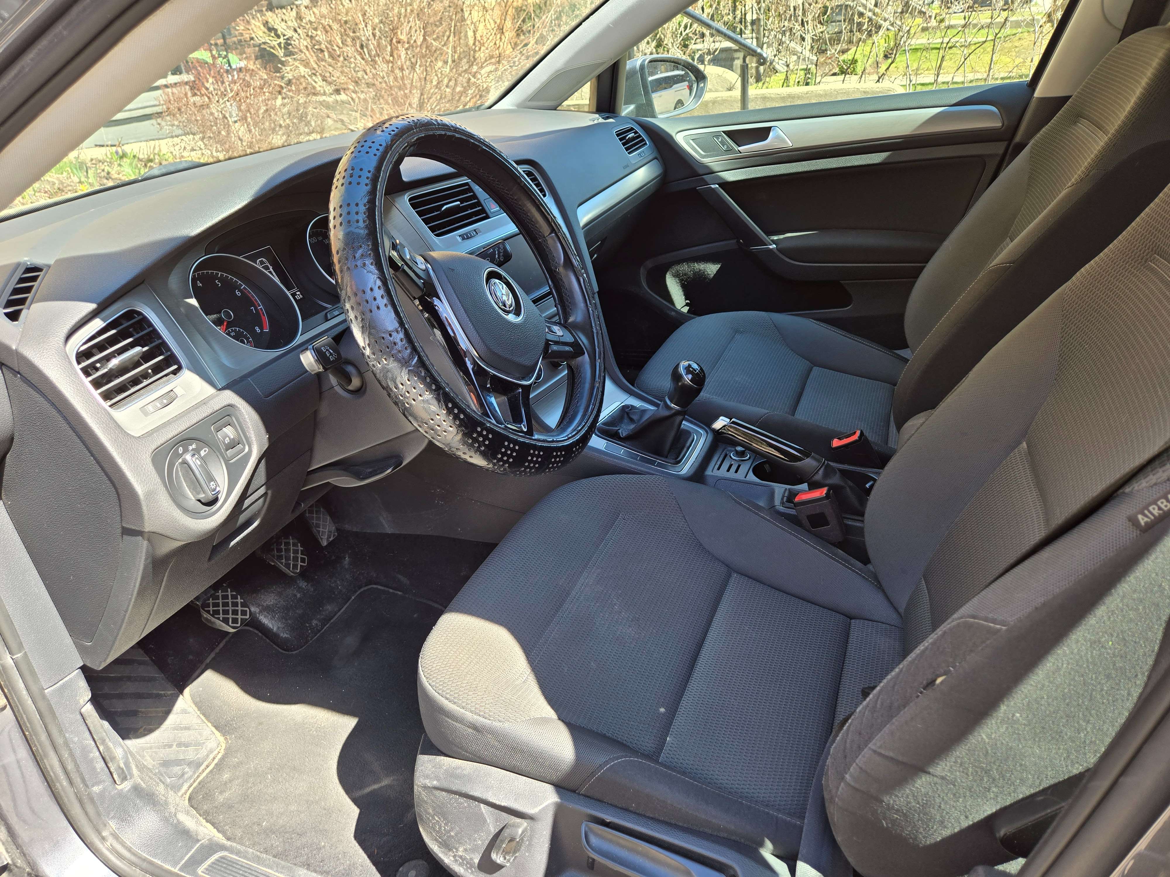 2017 Volkswagen Golf Trendline alt 2