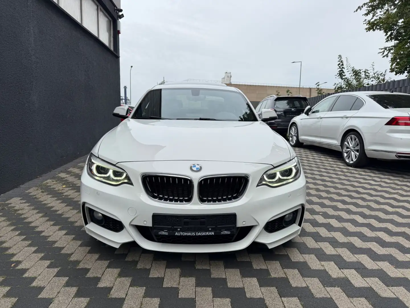 BMW 220 d Coupe M Paket Navi Leder Schiebedach Weiß - 2