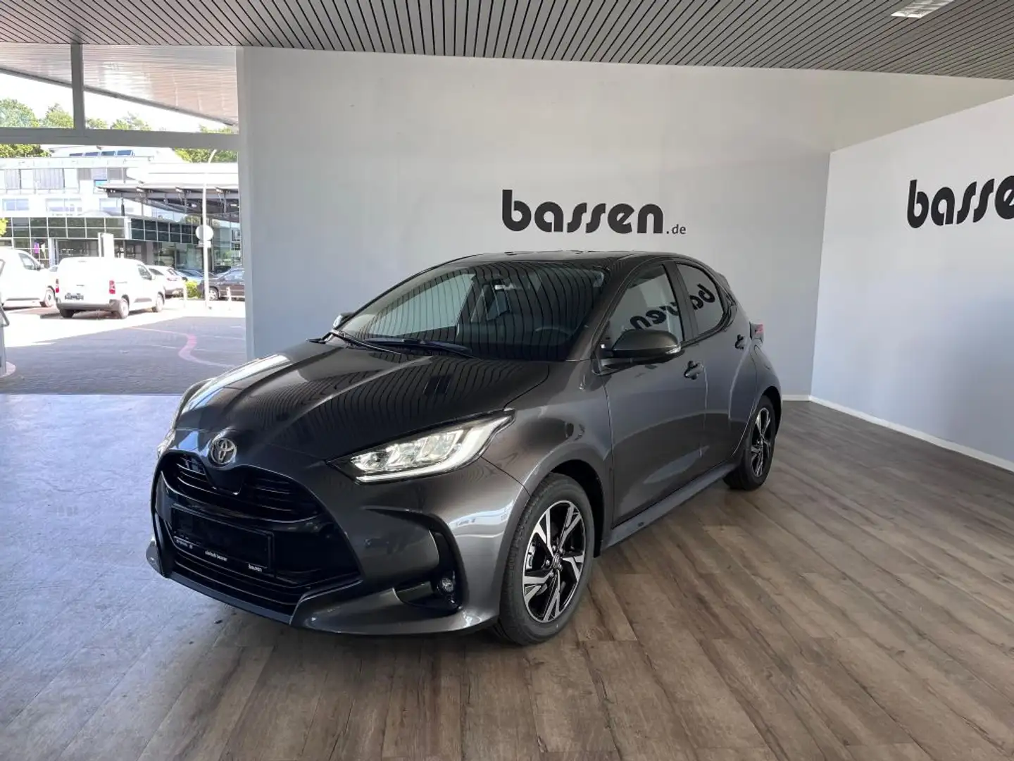 Toyota Yaris Hybrid 116 1.5 VVT-i Teamplayer Grijs - 2