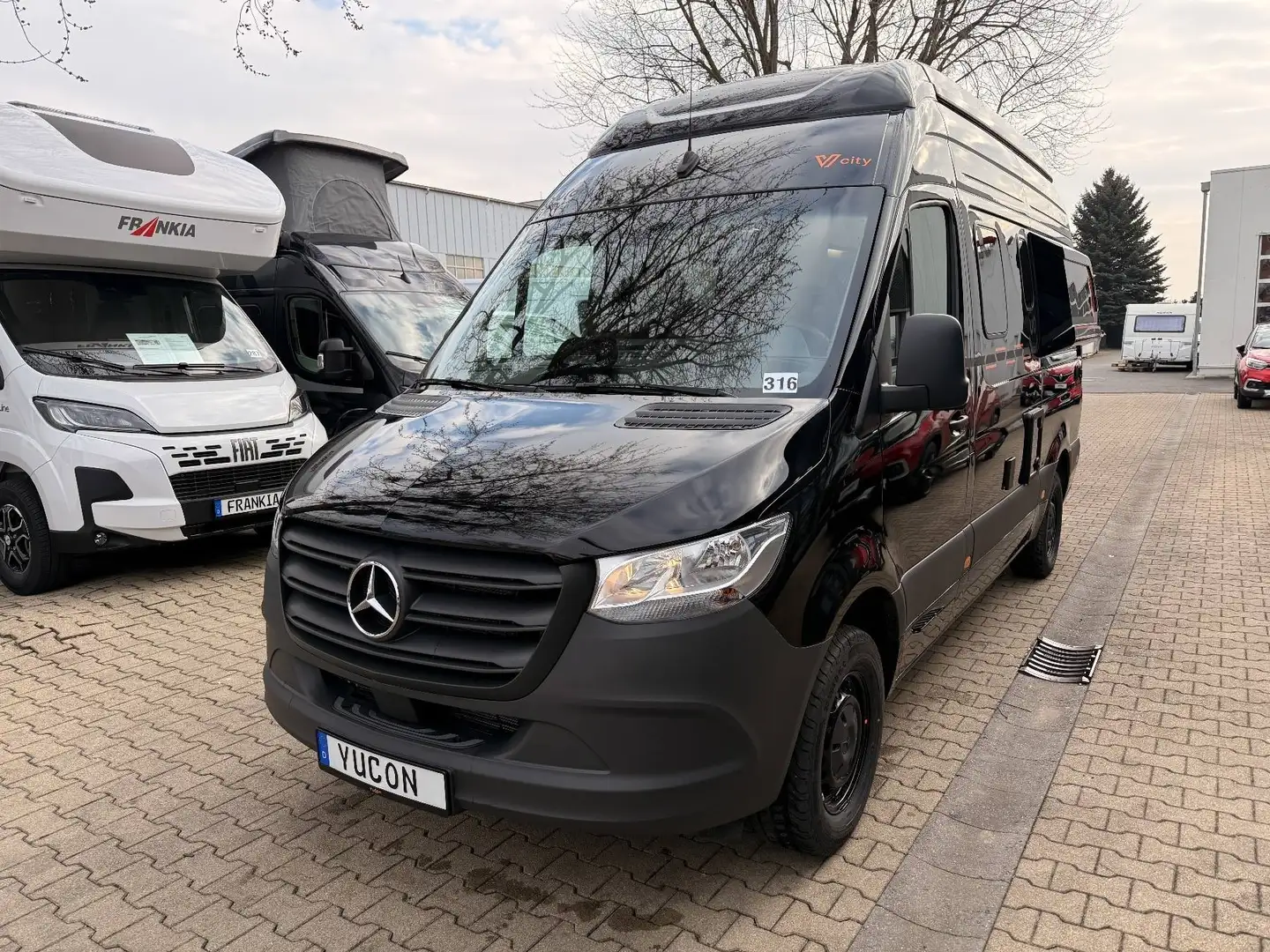 Frankia Yucon 6.0 BD V-city 3,5t mit Aufstelldach Schwarz - 1