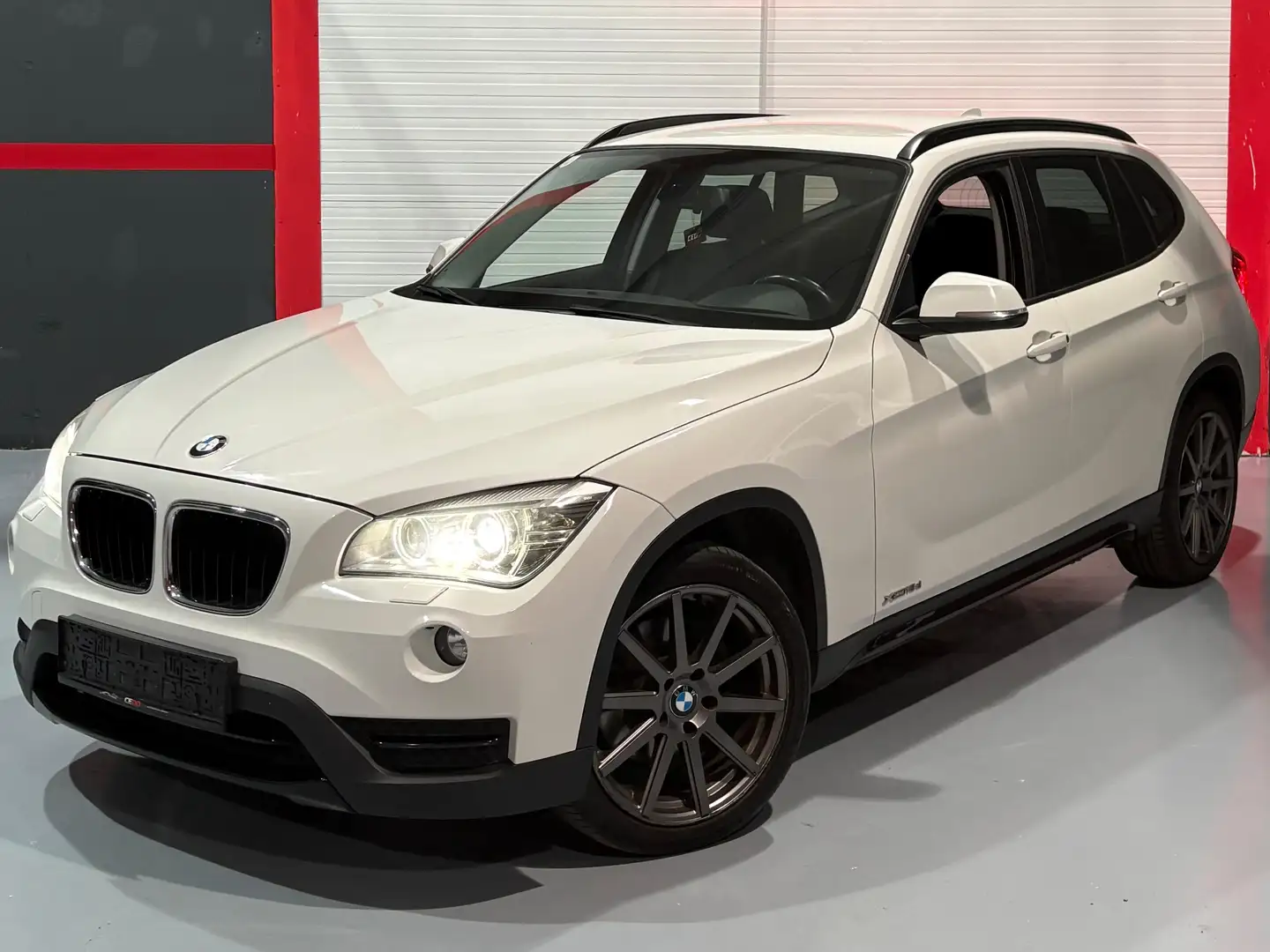 BMW X1 xDrive 18 d Weiß - 1