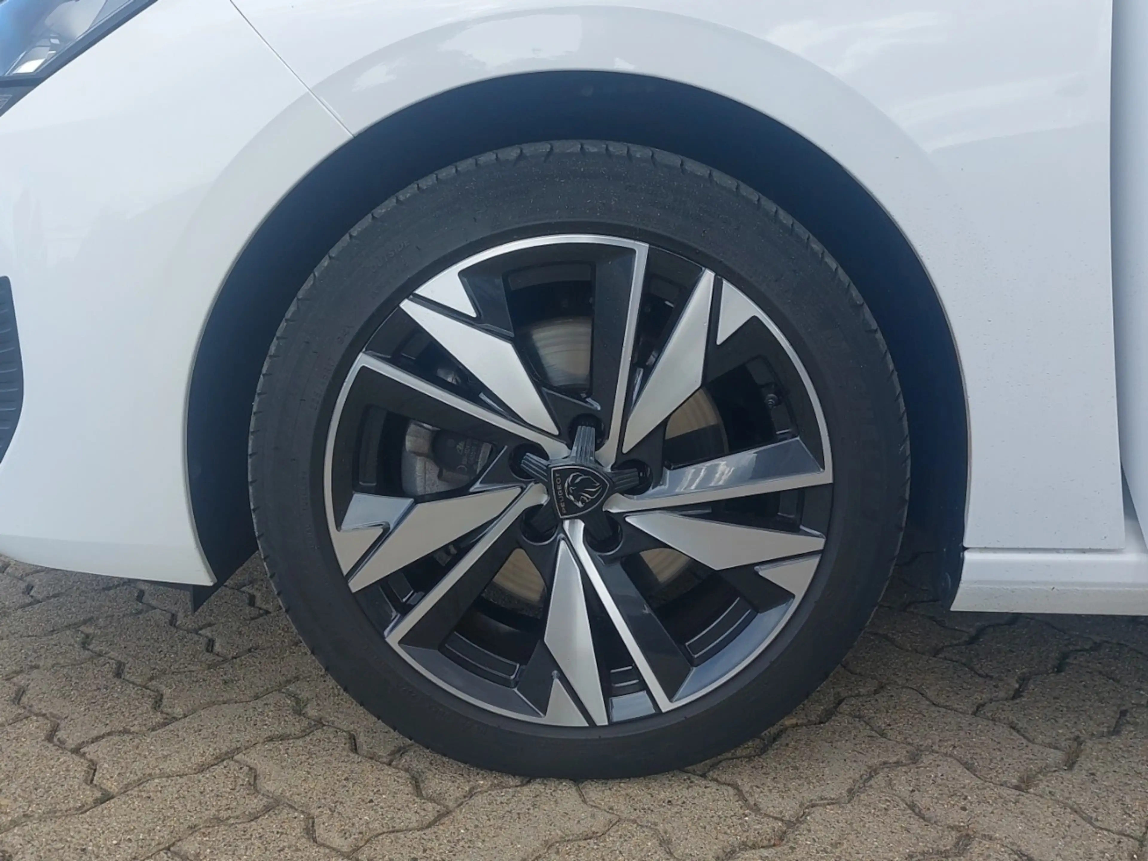 Peugeot 308 SW Allure PureTech 130 EAT8 — photo 11