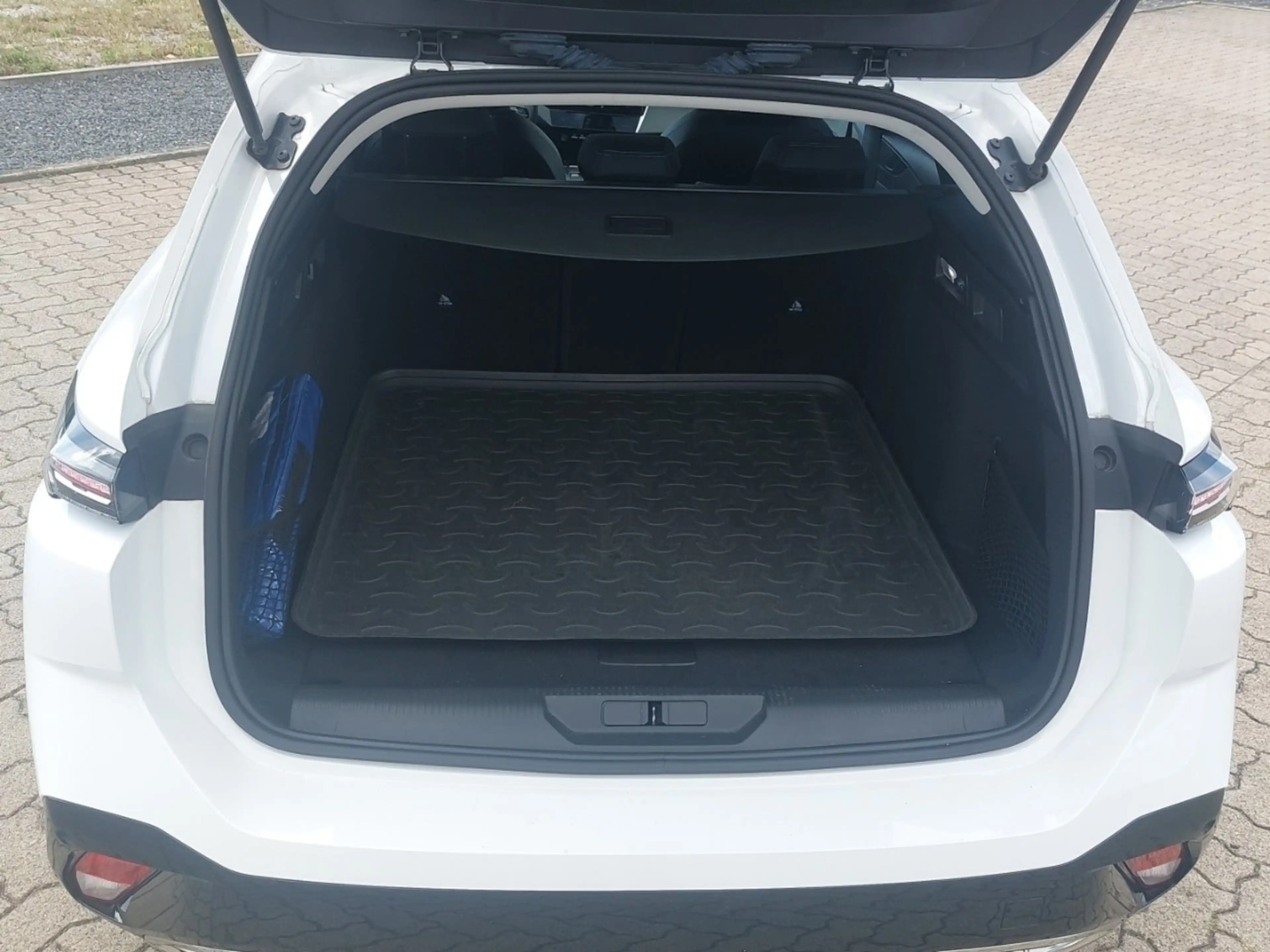 Peugeot 308 SW Allure PureTech 130 EAT8 — photo 6