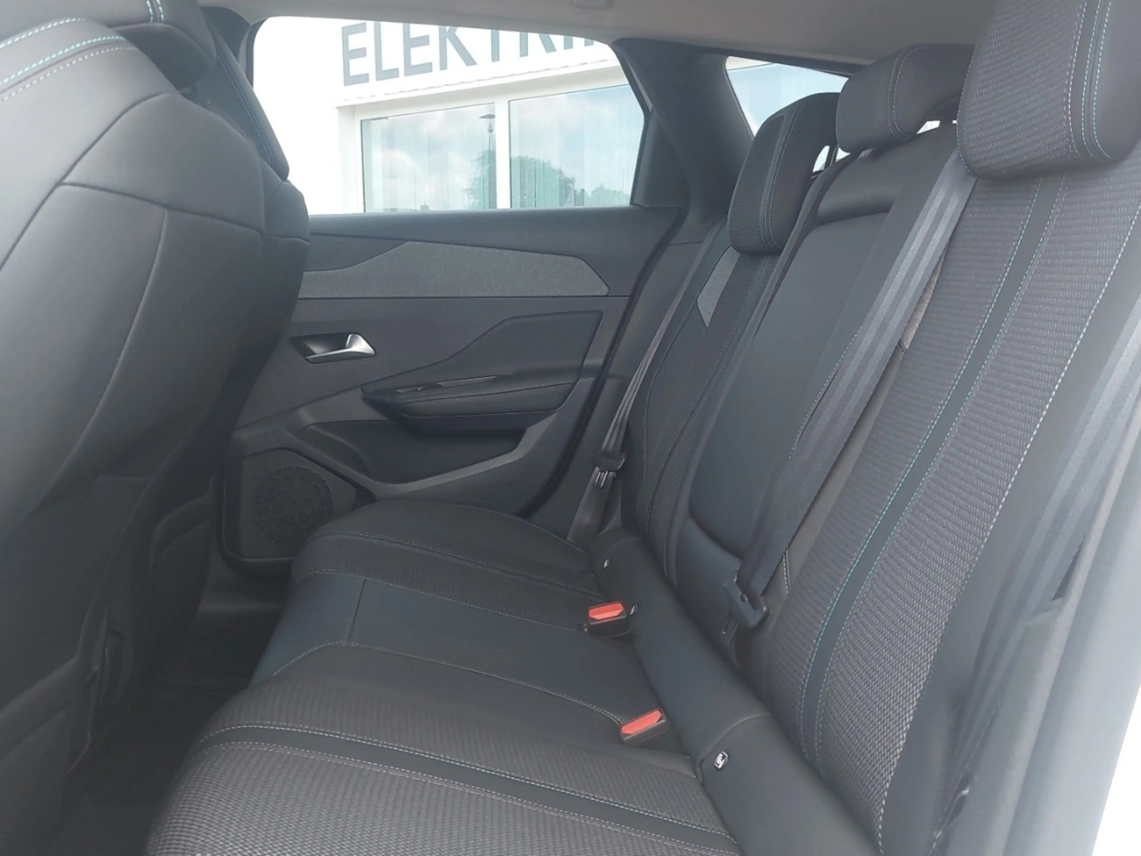 Peugeot 308 SW Allure PureTech 130 EAT8 — photo 10