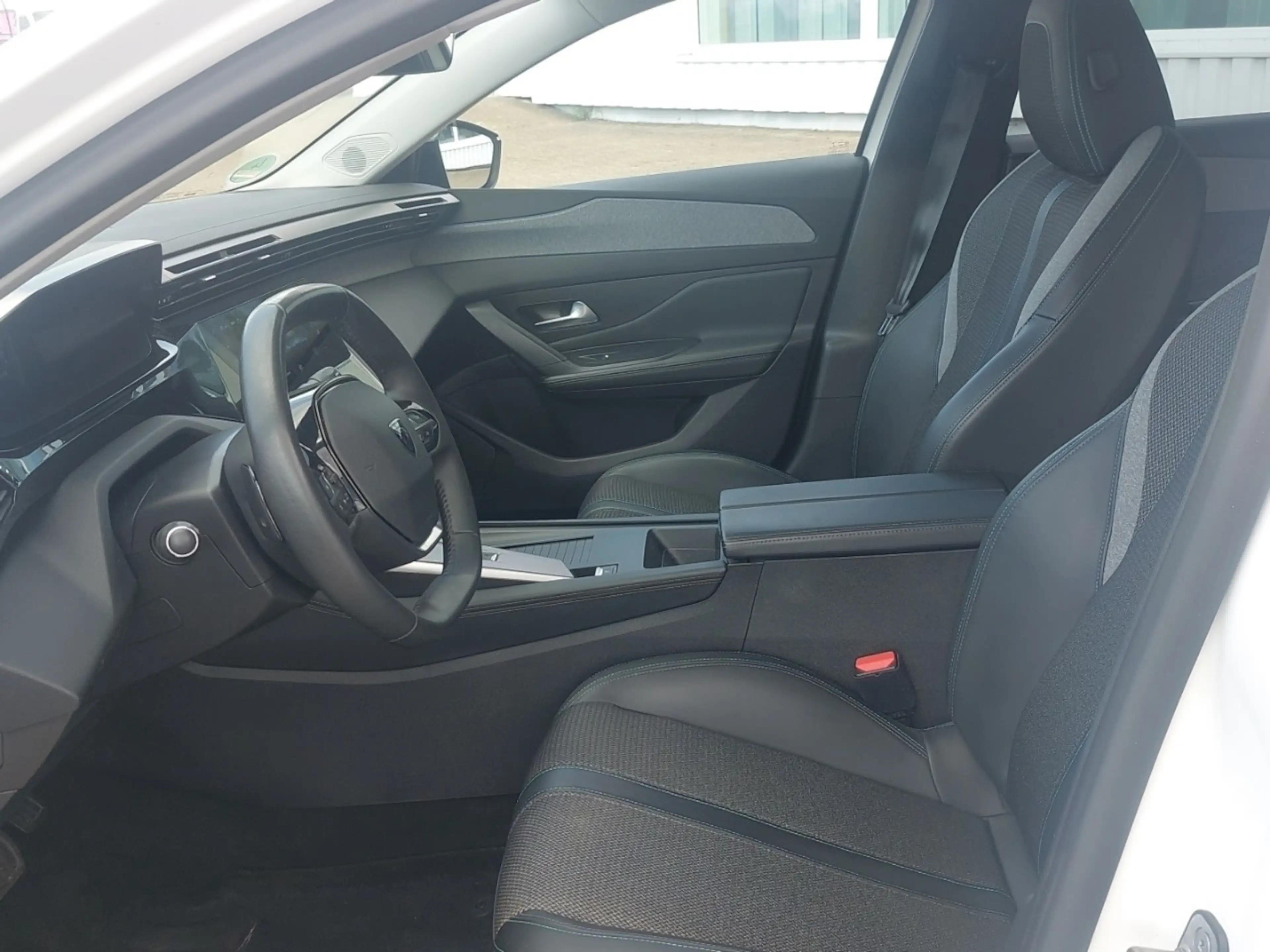 Peugeot 308 SW Allure PureTech 130 EAT8 — photo 9