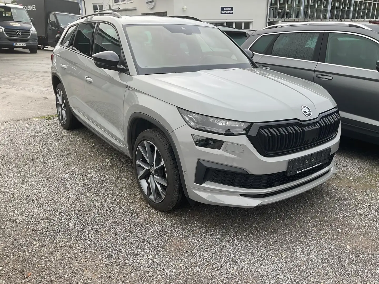 Skoda Kodiaq 2.0 TDI DSG Sportline 4x4, Pano, AHK, Navi, Side, Grau - 2