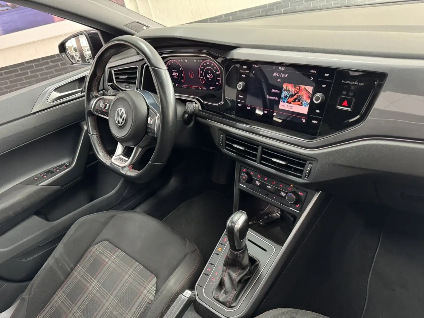 Volkswagen Polo GTI 2.0 TSI 200PK VIRTUAL PANO ACC KEYLESS Zwart - 2
